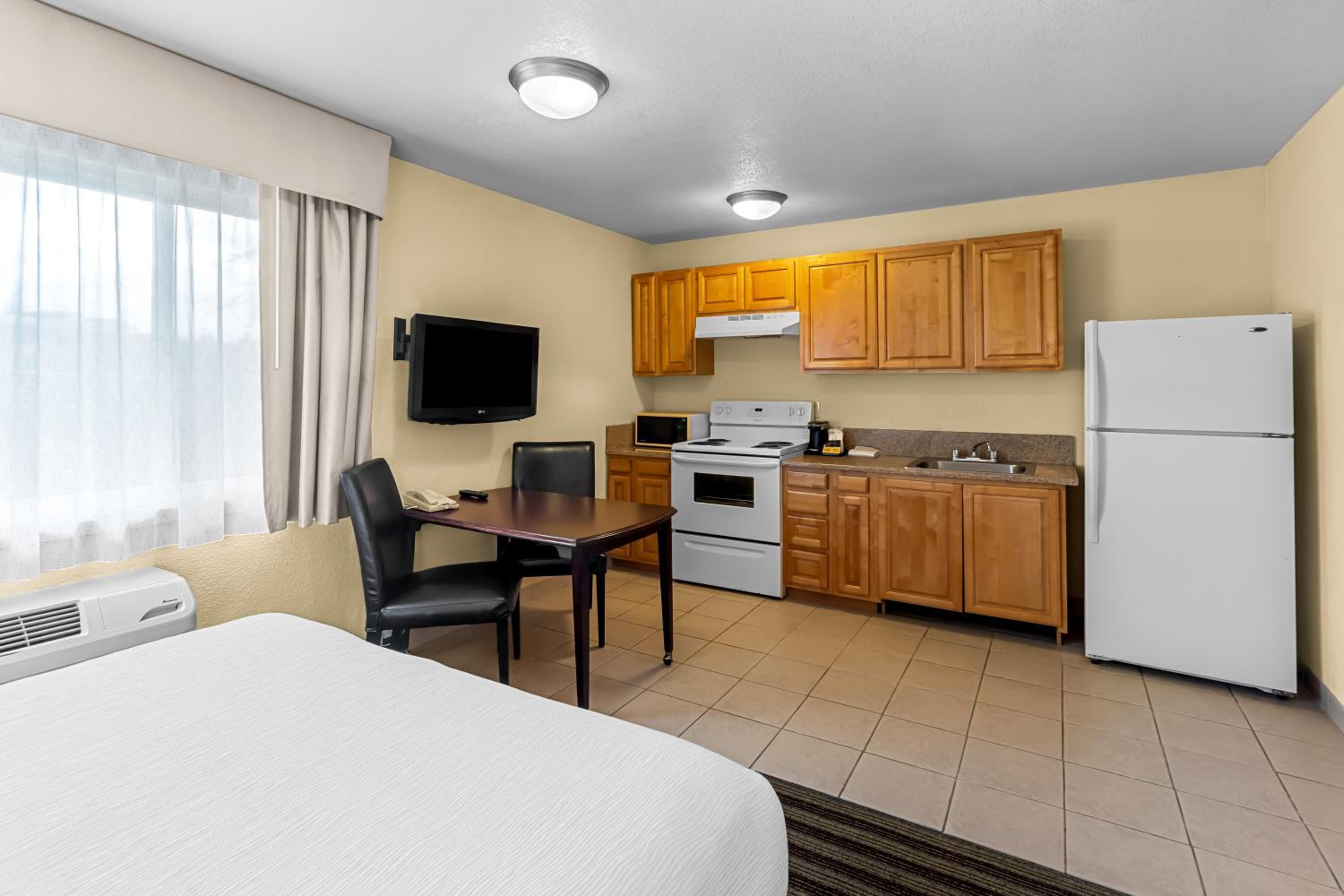 Efficiency Queen Room - Accessible/Non-Smoking - Photo 1