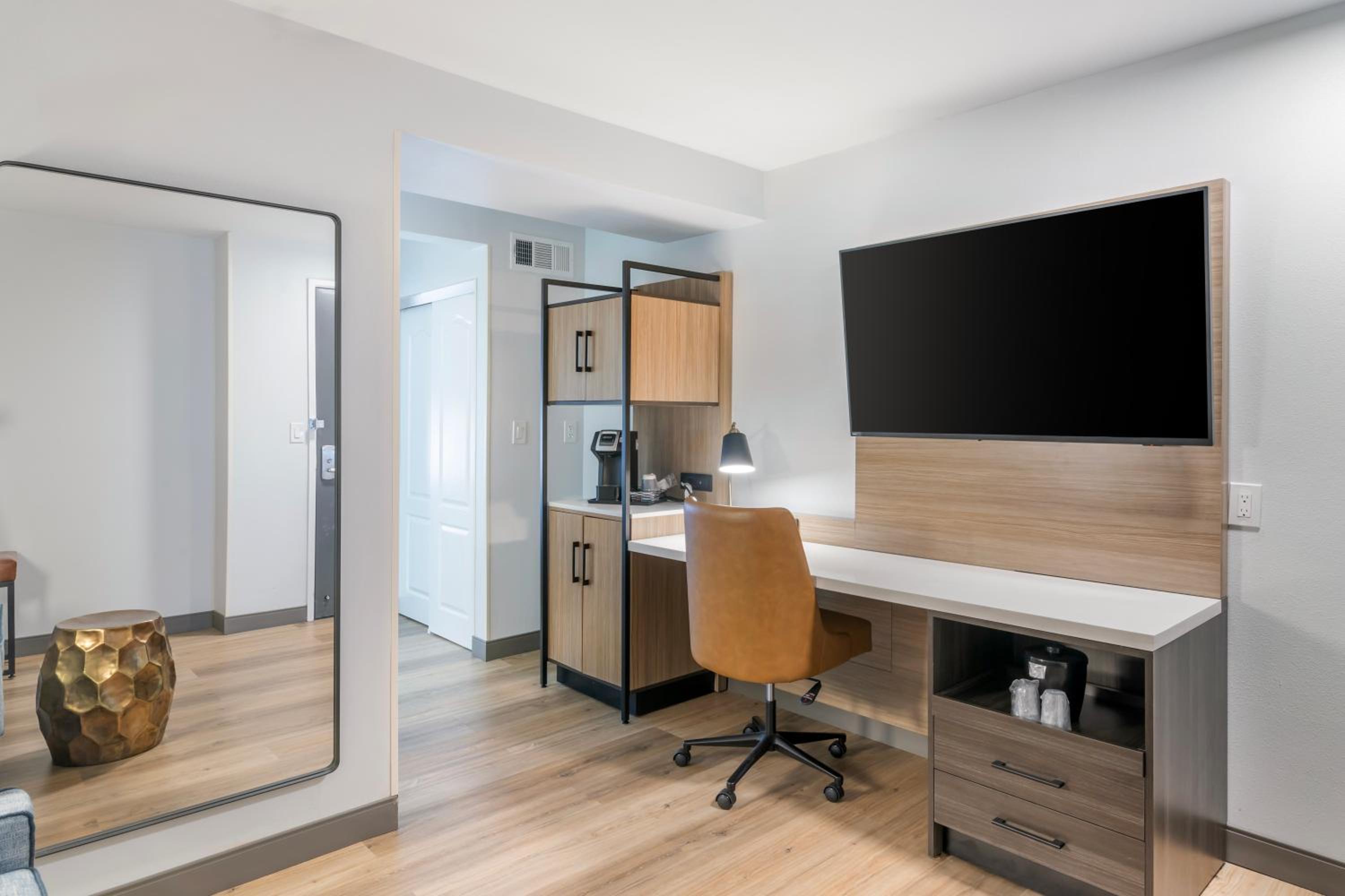 One-Bedroom King Suite - Non-Smoking - Photo 4