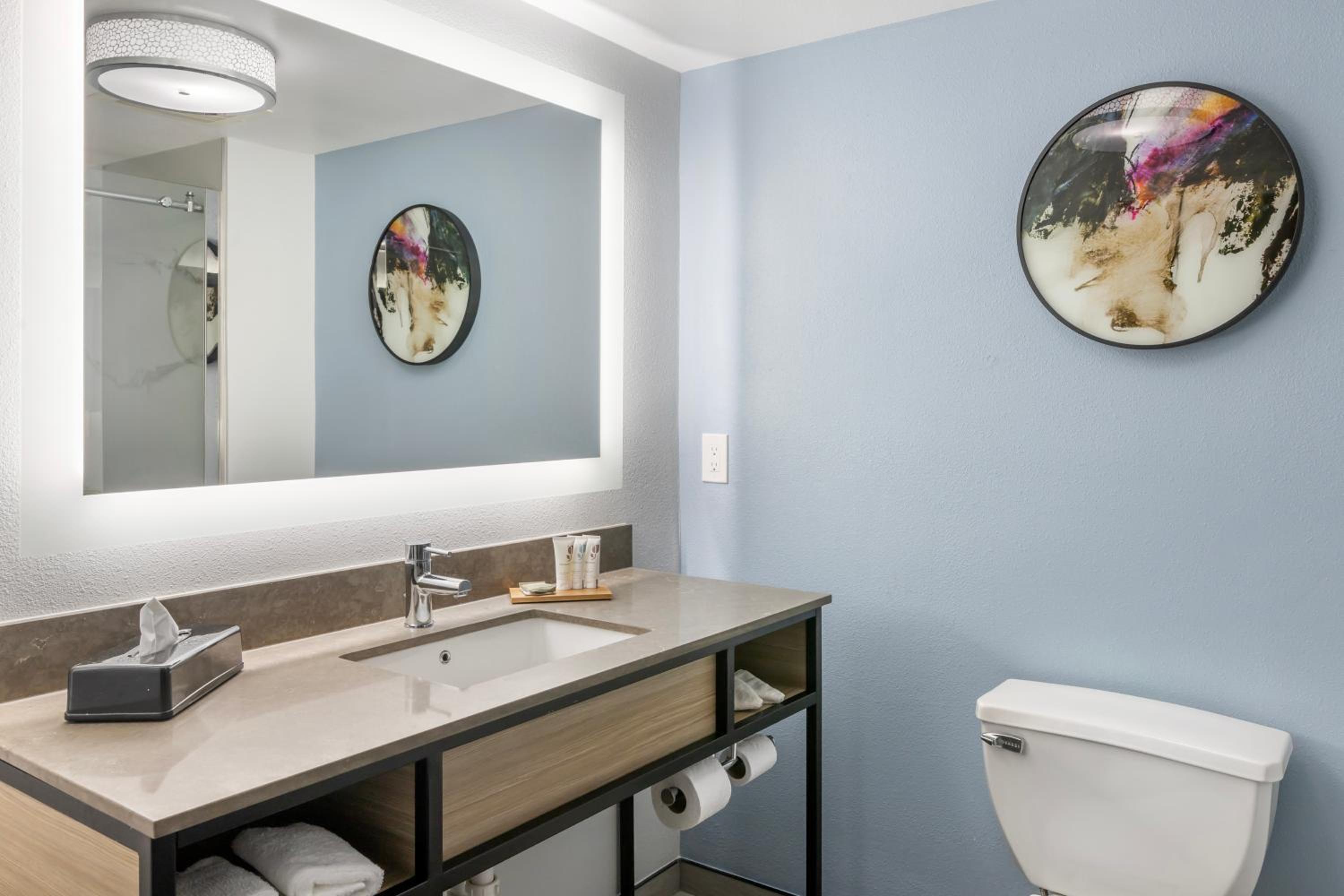 One-Bedroom King Suite - Non-Smoking - Photo 2