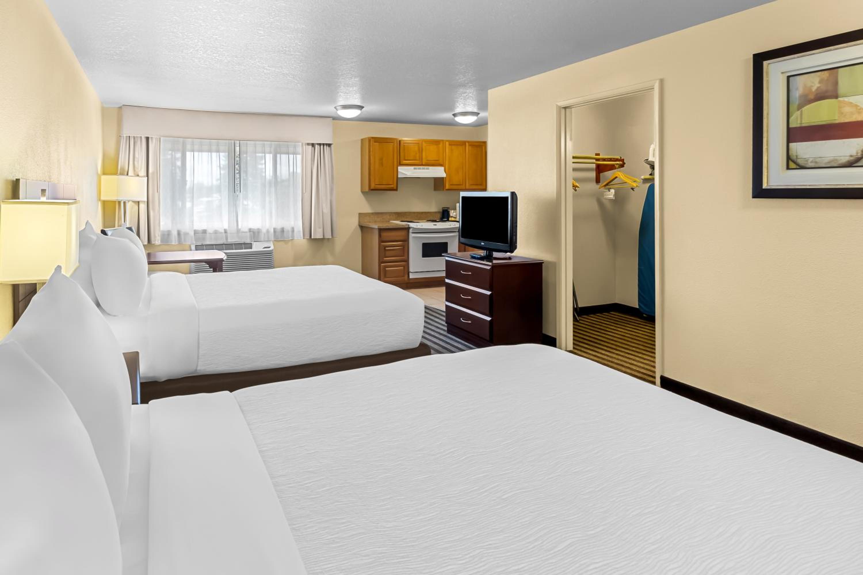 Efficiency Queen Room with Two Queen Beds - Non-Smoking - Photo 2