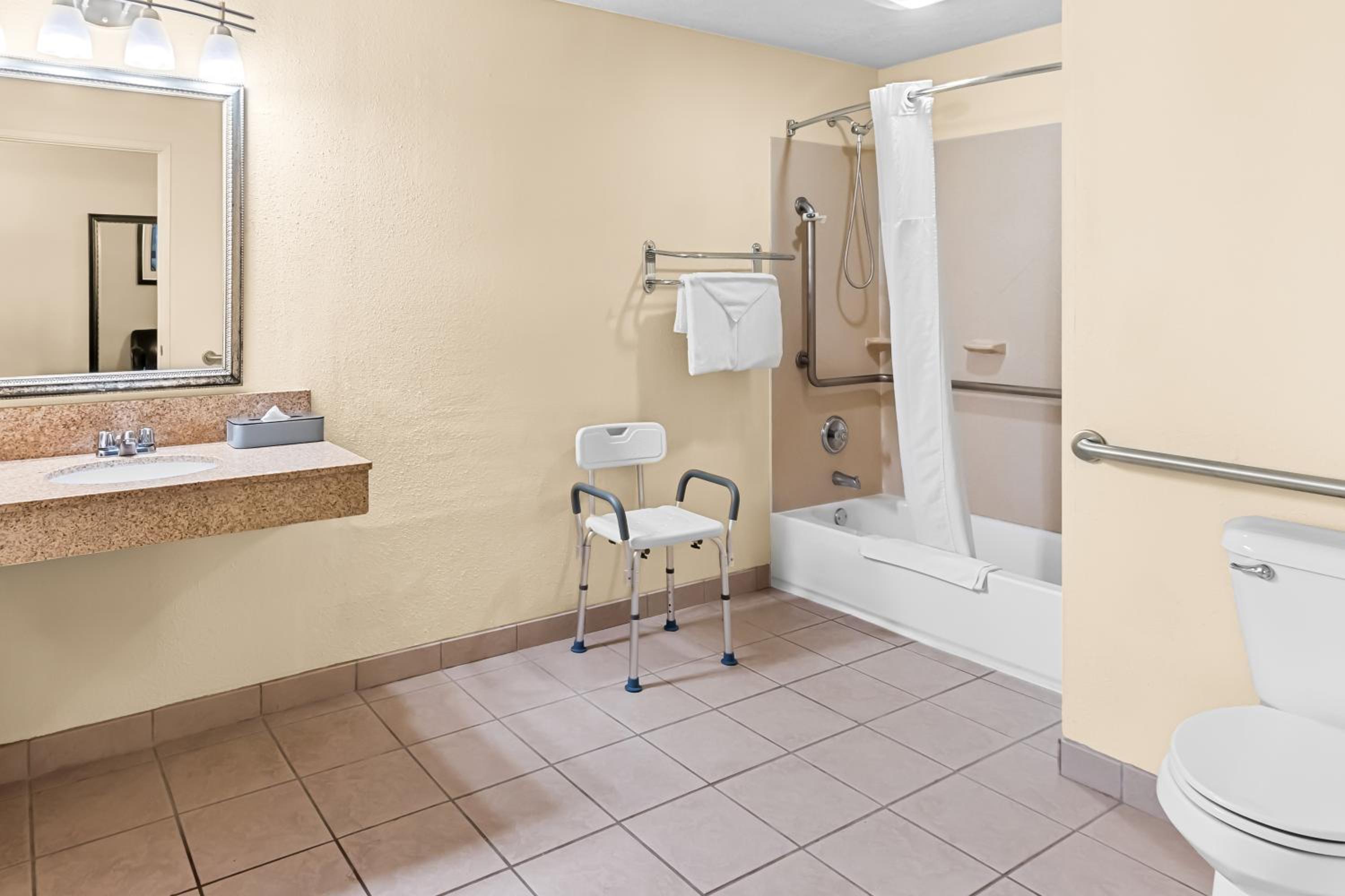 Queen Room - Accessible/Nonsmoking - Photo 3