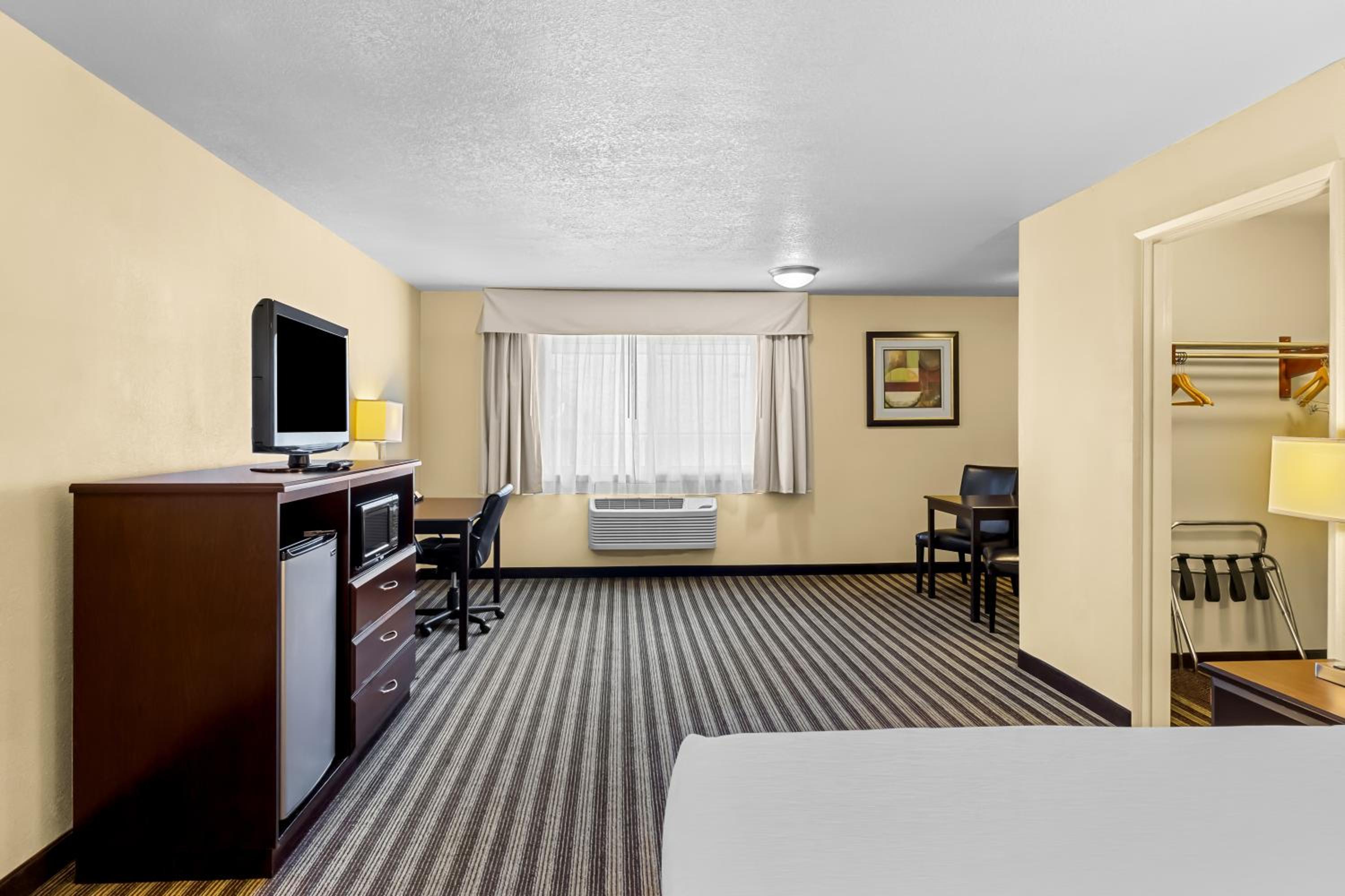 Queen Room - Non-Smoking - Photo 4