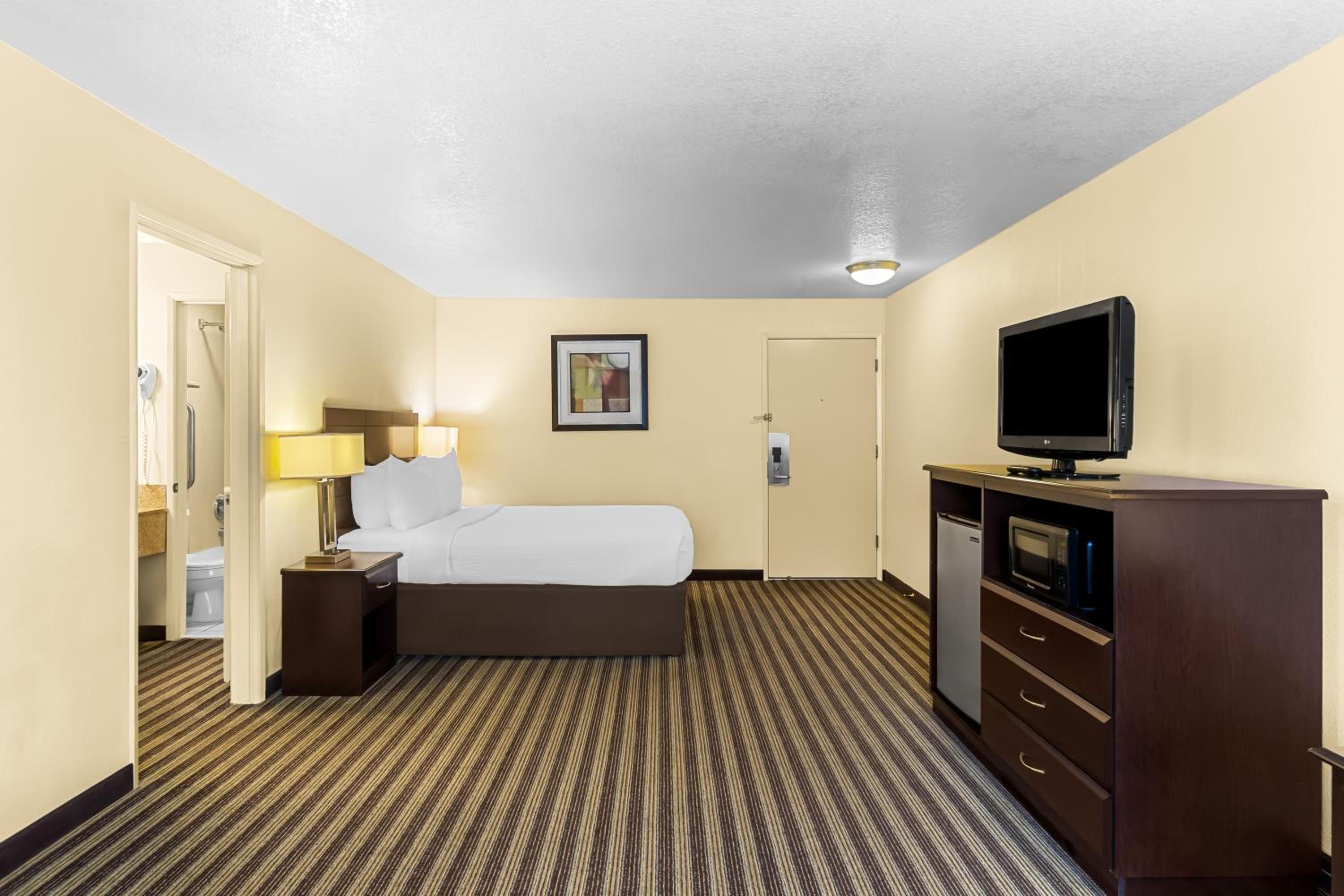 Queen Room - Non-Smoking - Photo 3