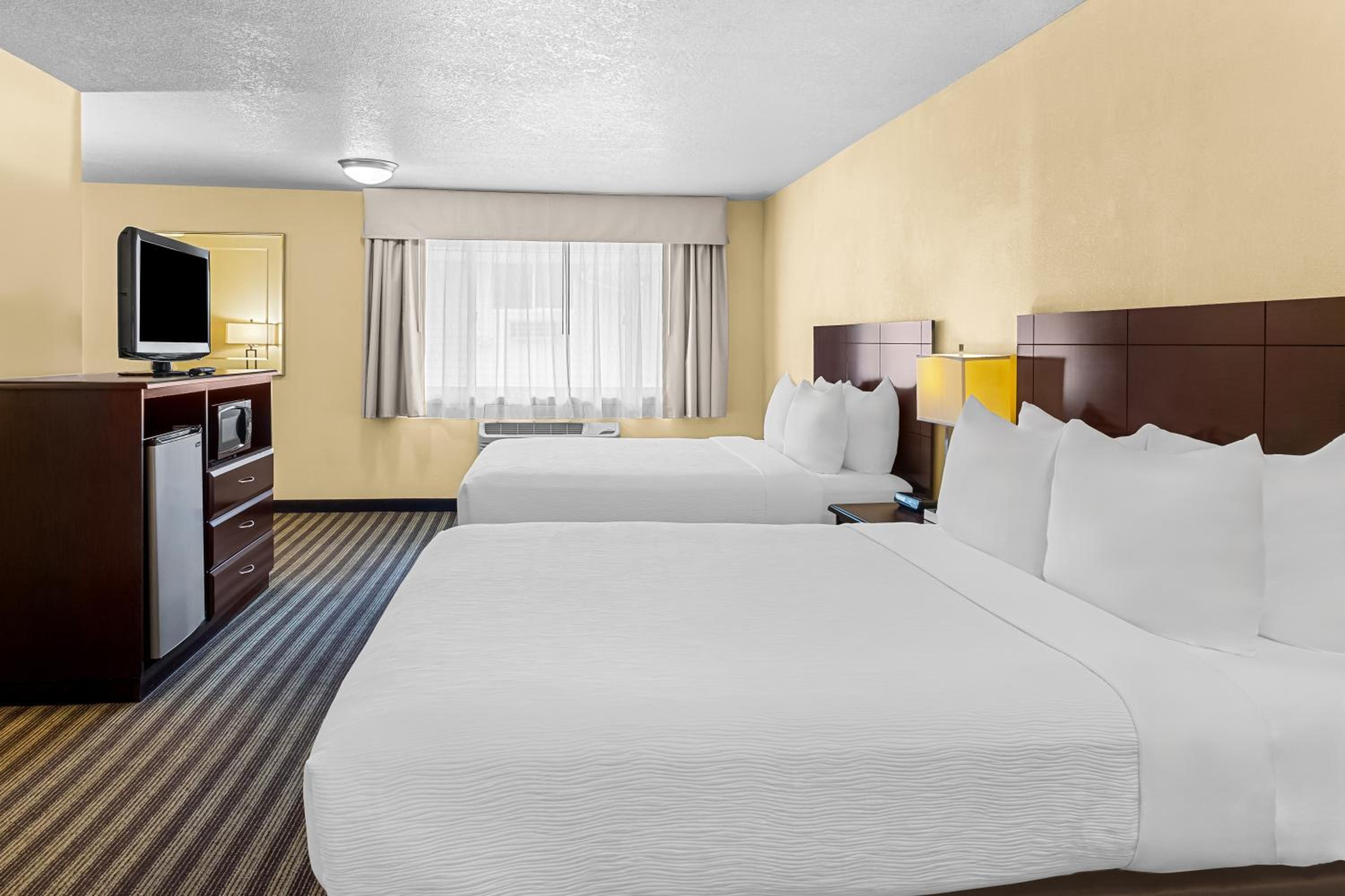 Queen Room with Two Queen Beds - Non-Smoking - Photo 4