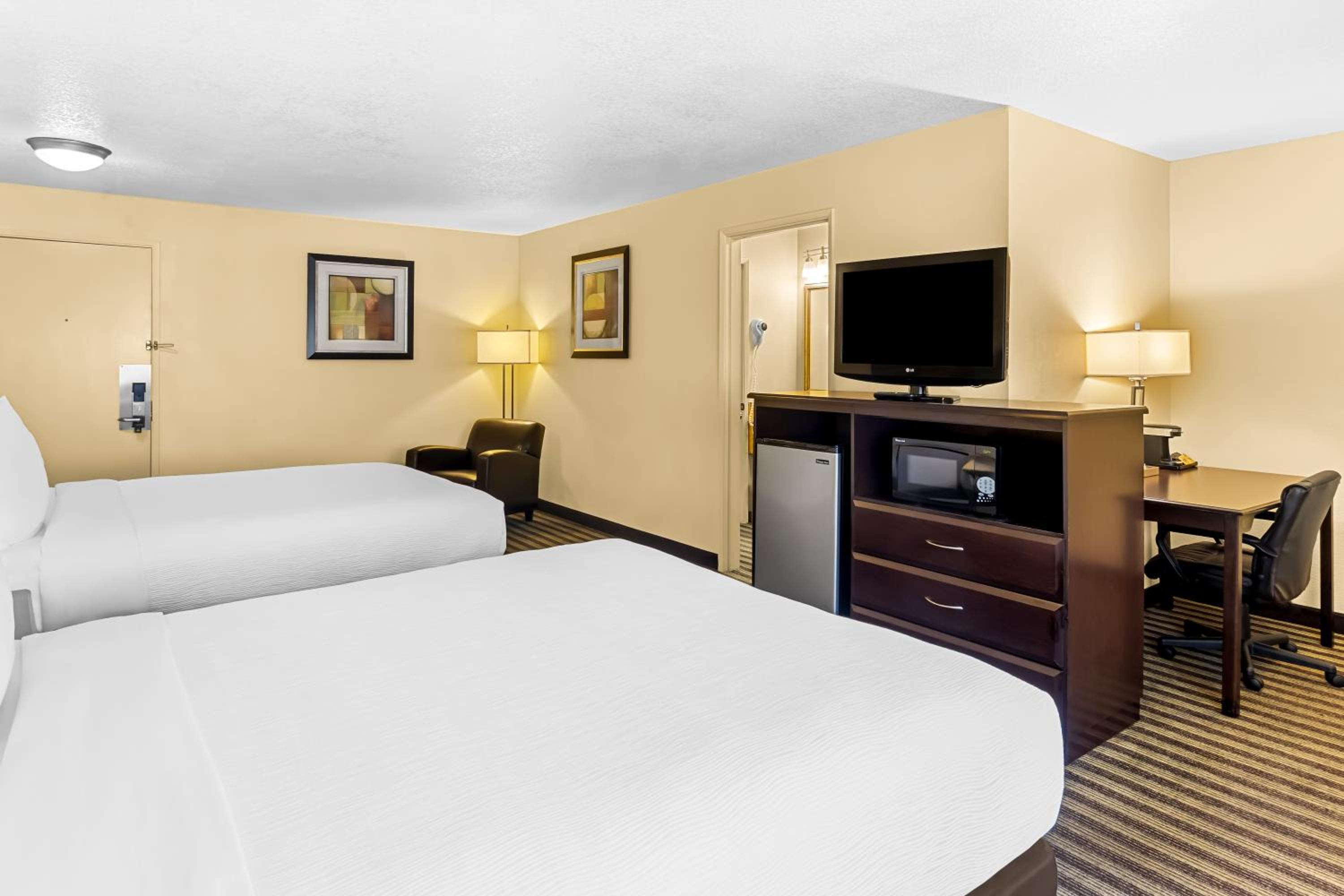Queen Room with Two Queen Beds - Non-Smoking - Photo 2