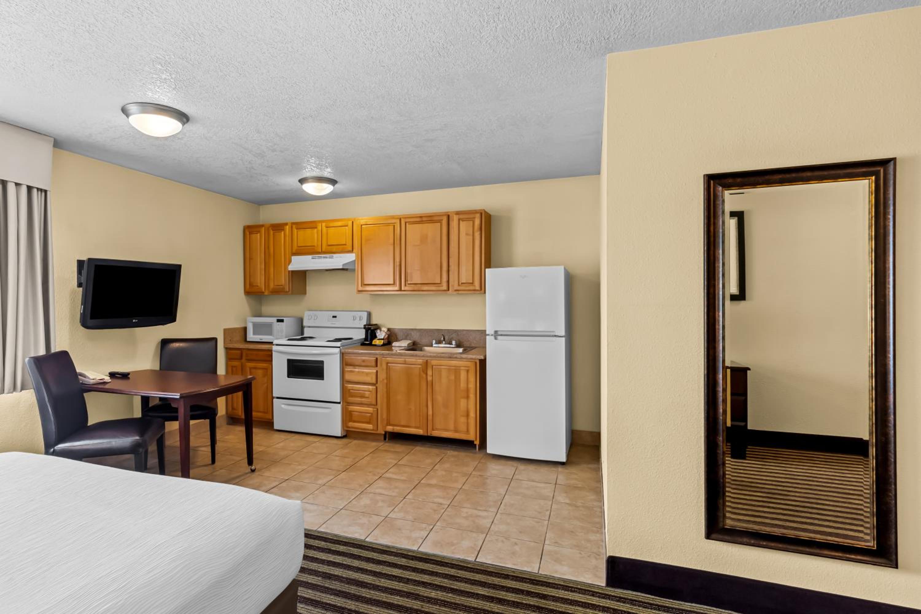 Efficiency Queen Room - Accessible/Non-Smoking - Photo 3