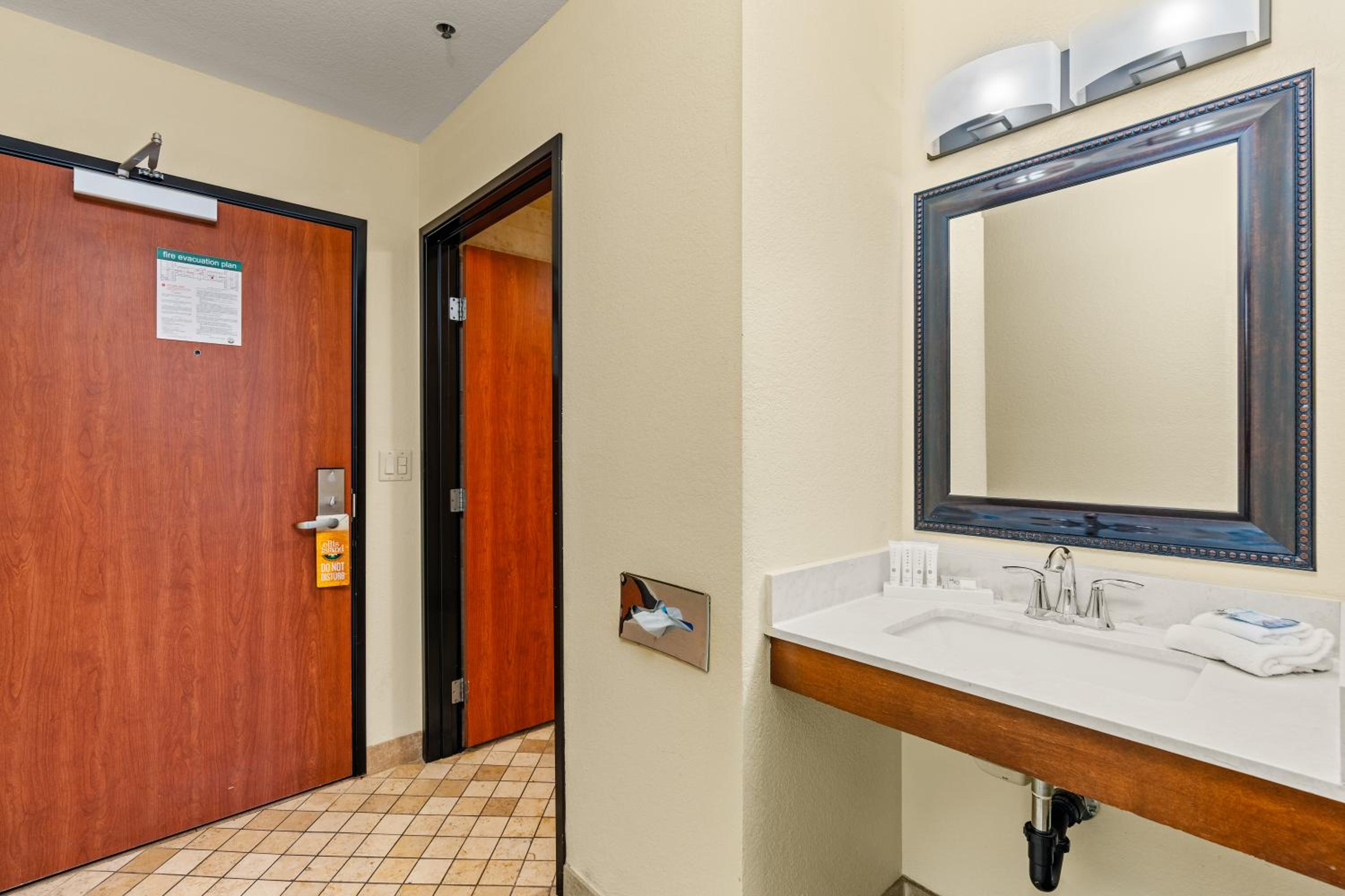 King Room - Disability Access/Non-Smoking - Photo 4