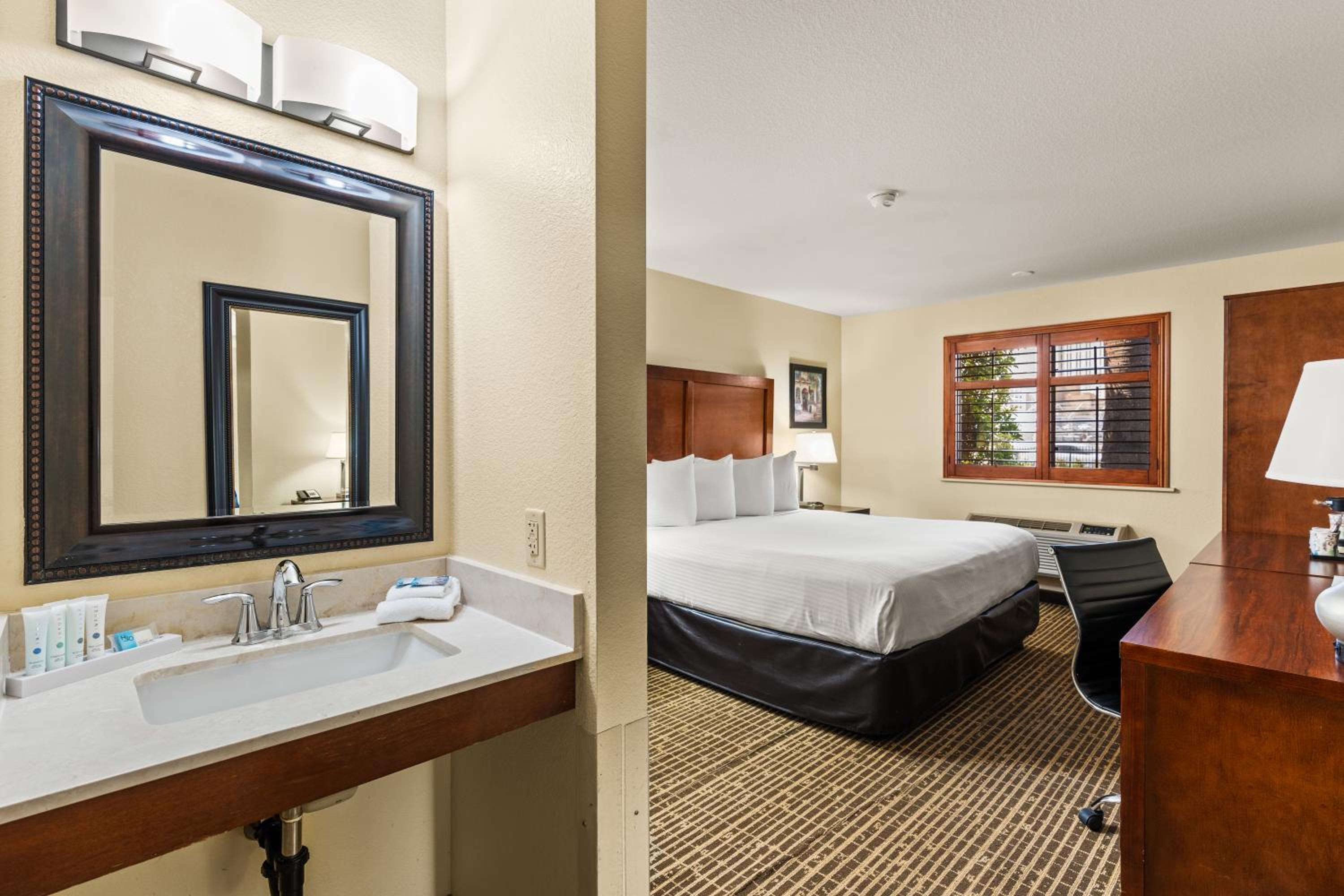 King Room - Disability Access/Non-Smoking - Photo 7