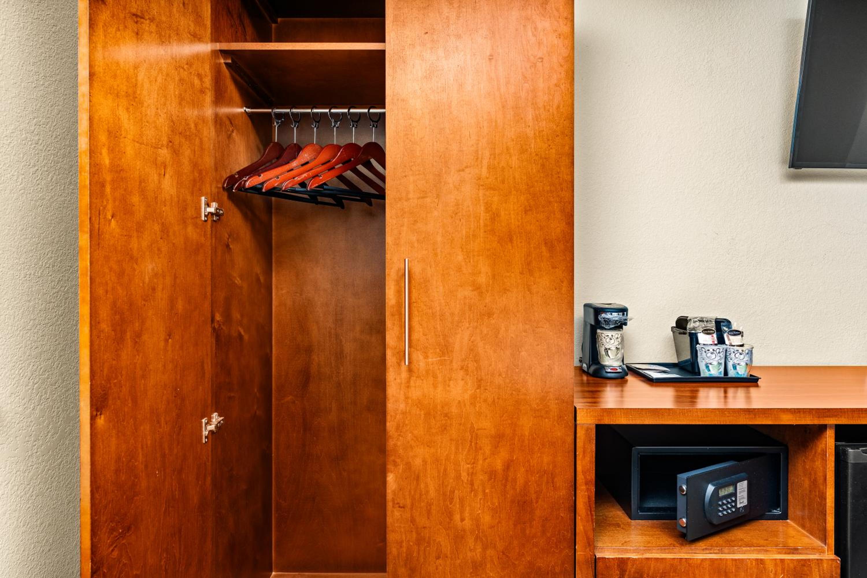 King Room - Disability Access/Non-Smoking - Photo 5