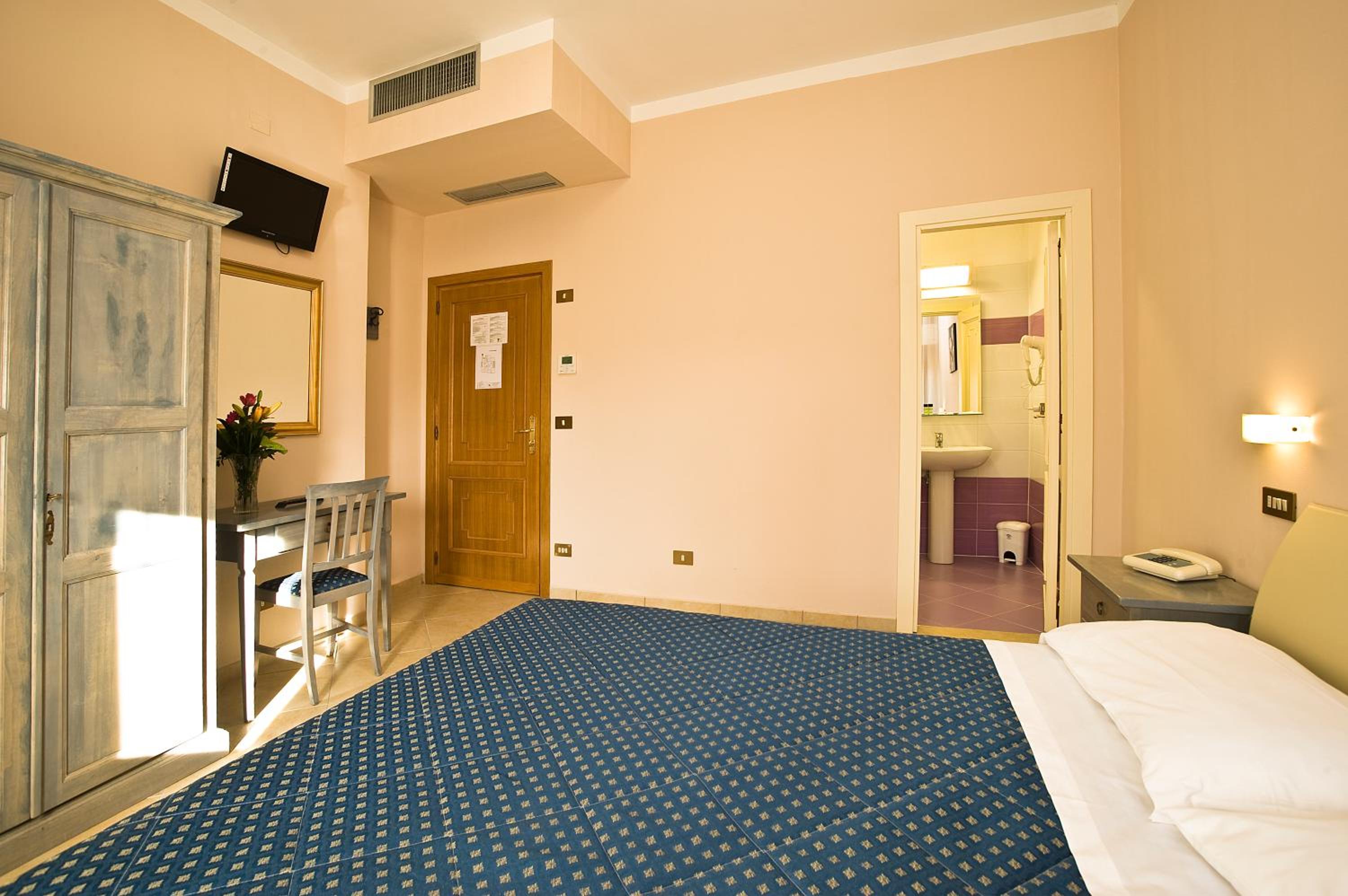 Double or Twin Room photo 3