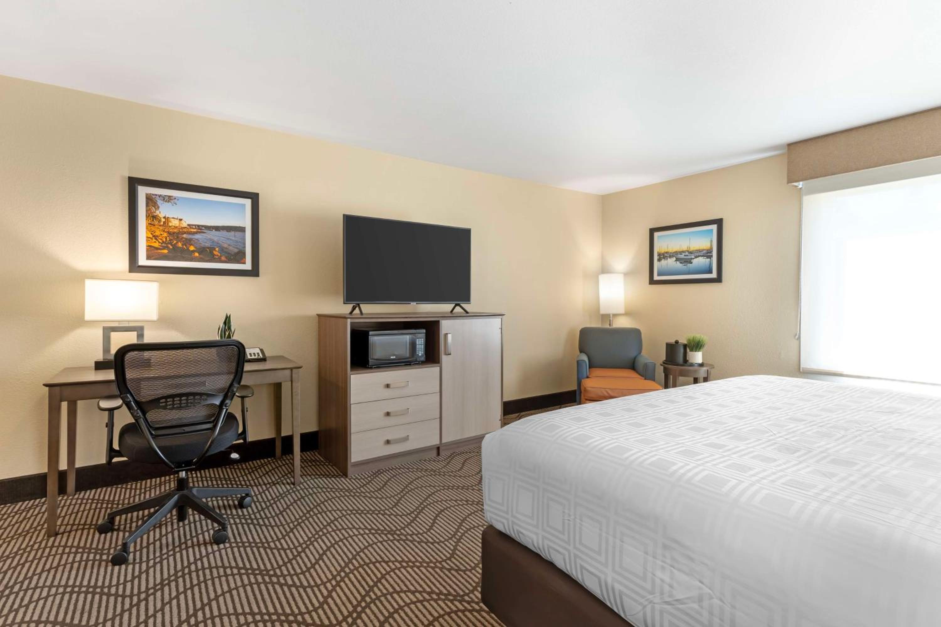 King Room - Non-Smoking - Photo 2
