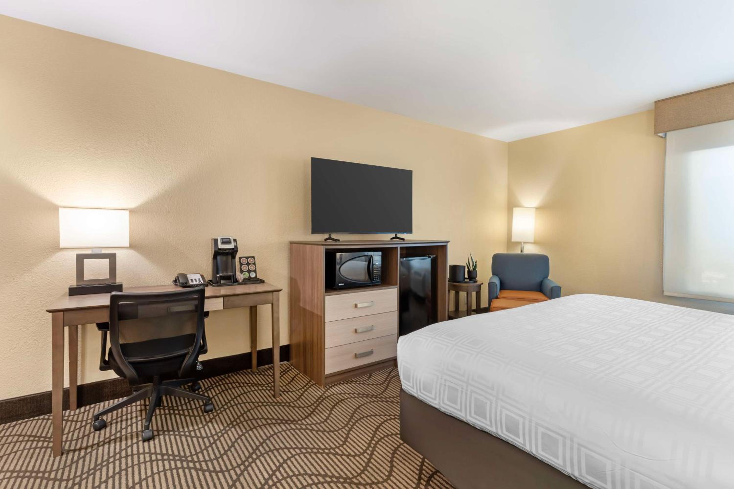 King Room with Roll-in Shower - Disability Access/Non-Smoking - Photo 4