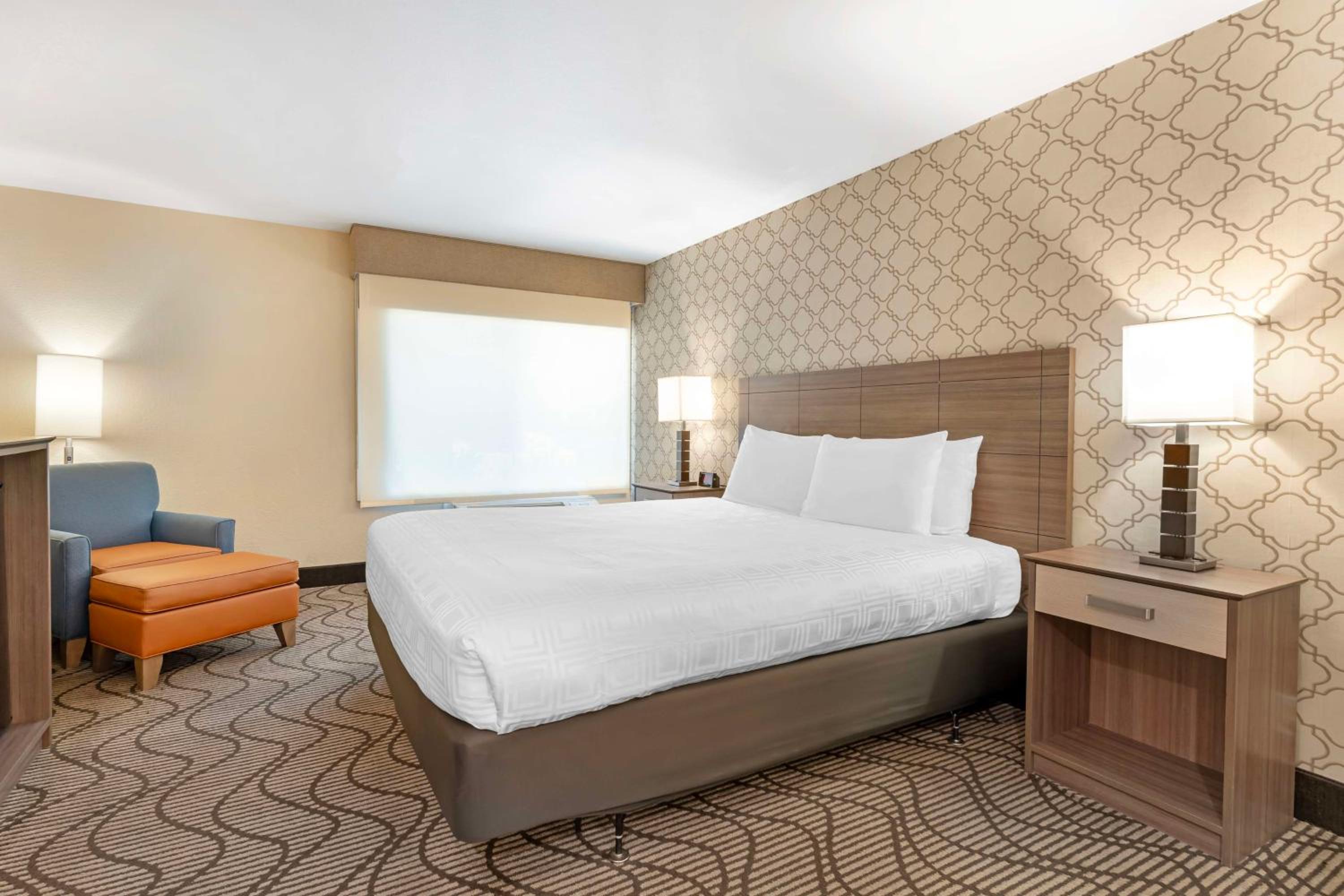 King Room with Roll-in Shower - Disability Access/Non-Smoking - Photo 3