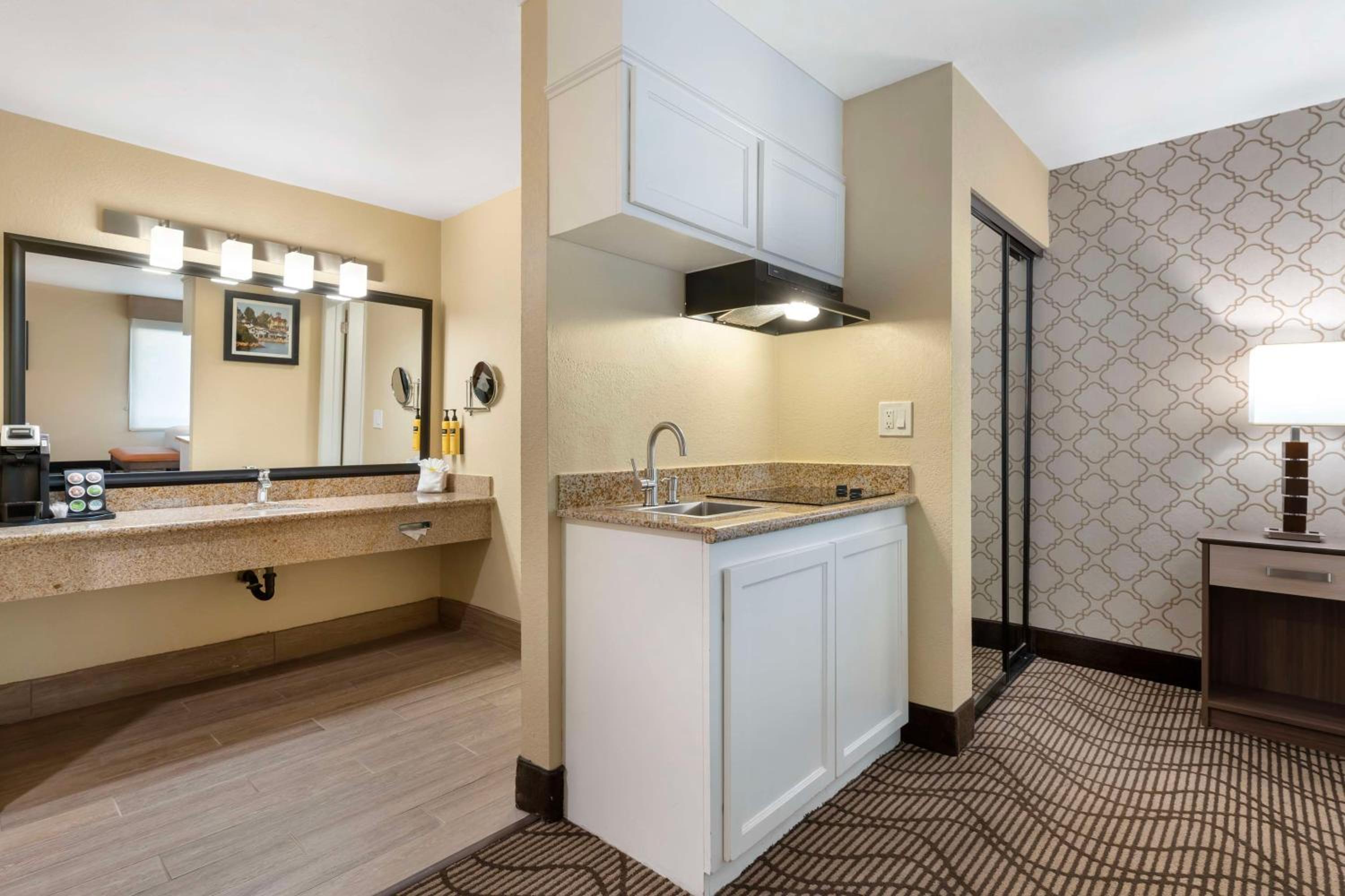 King Room with Kitchenette - Non-Smoking - Photo 3