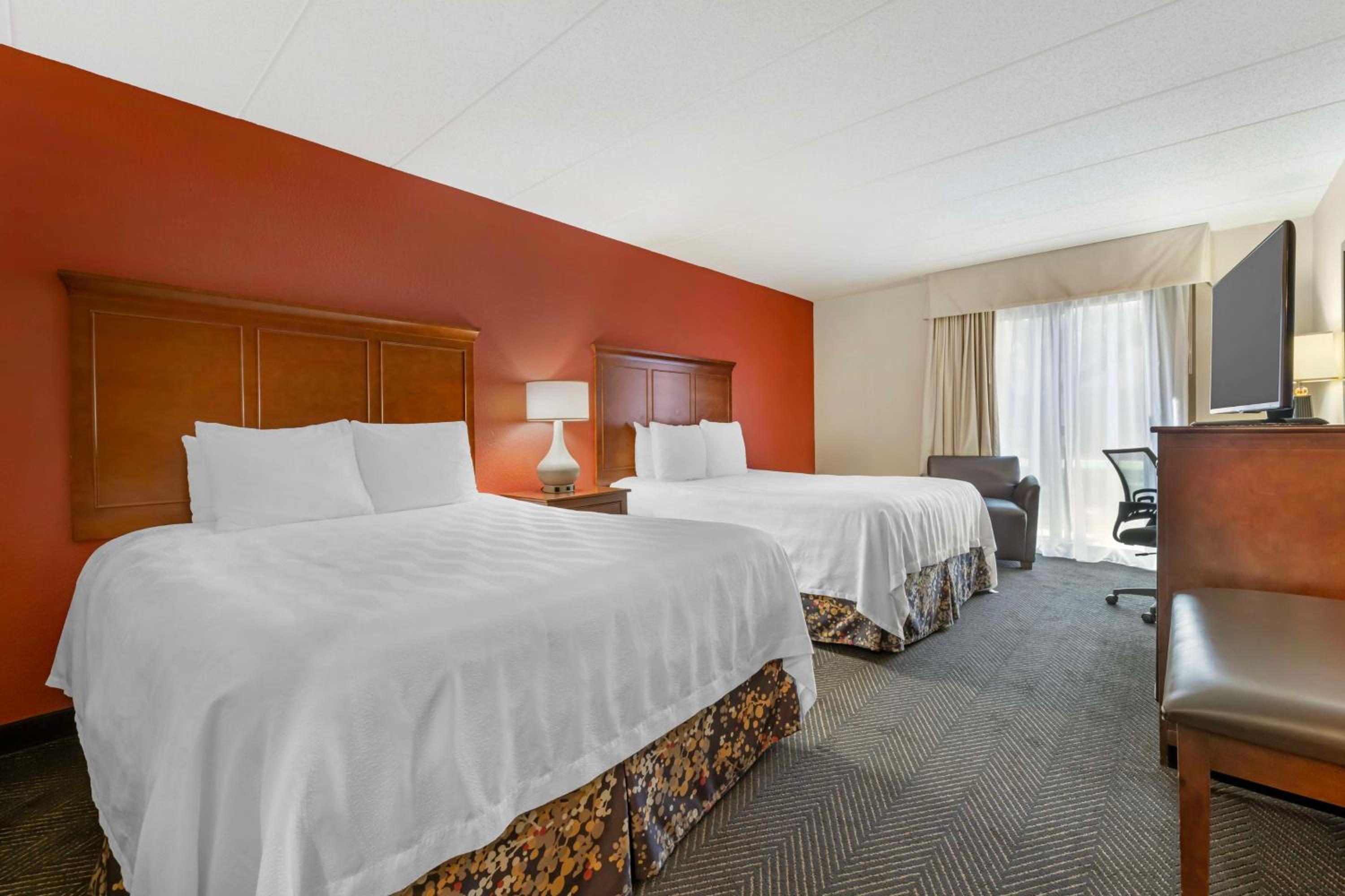 Queen Room with Two Queen Beds - Non-Smoking - Photo 3