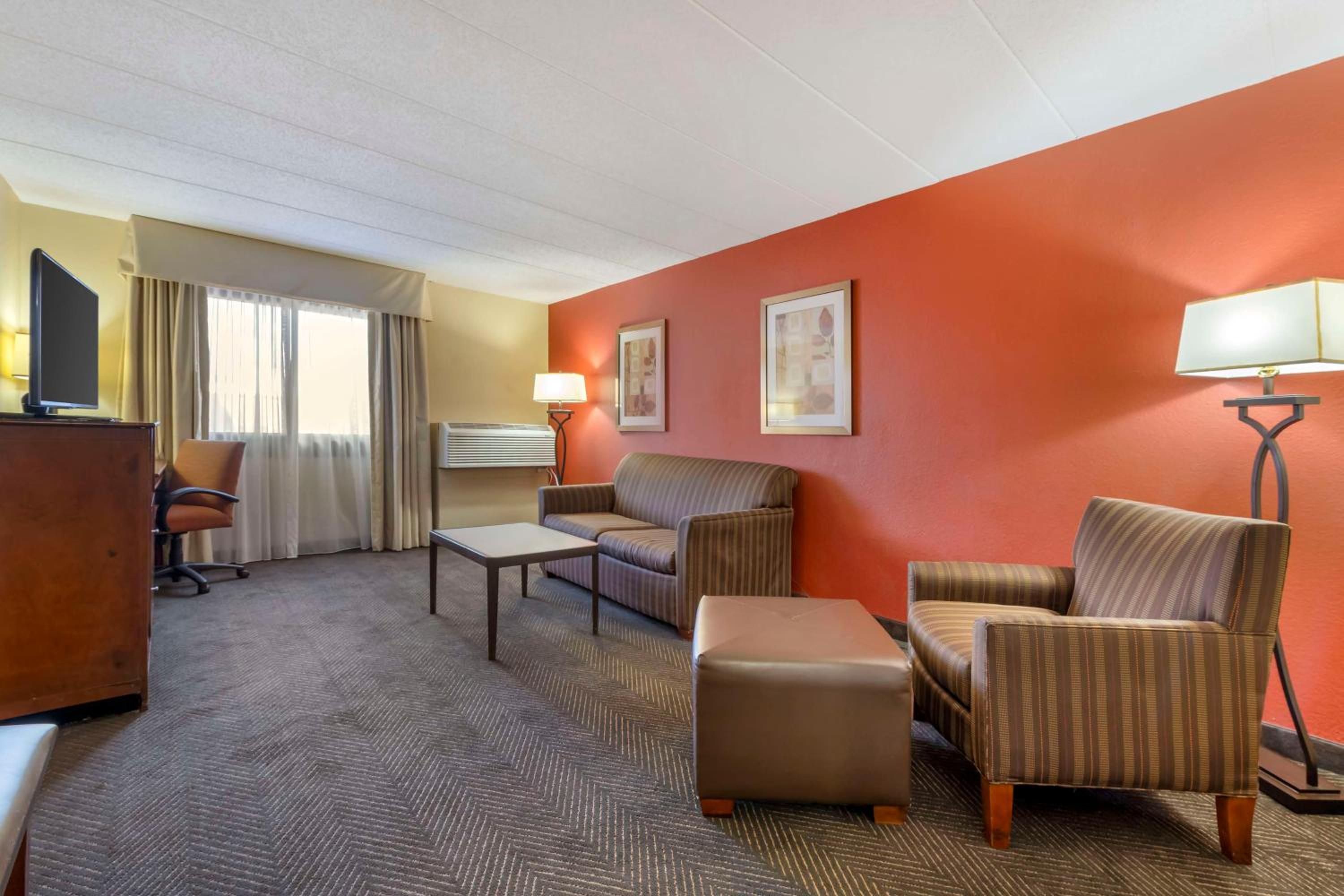 One-Bedroom King Suite with Sofa Bed - Non-Smoking - Photo 2