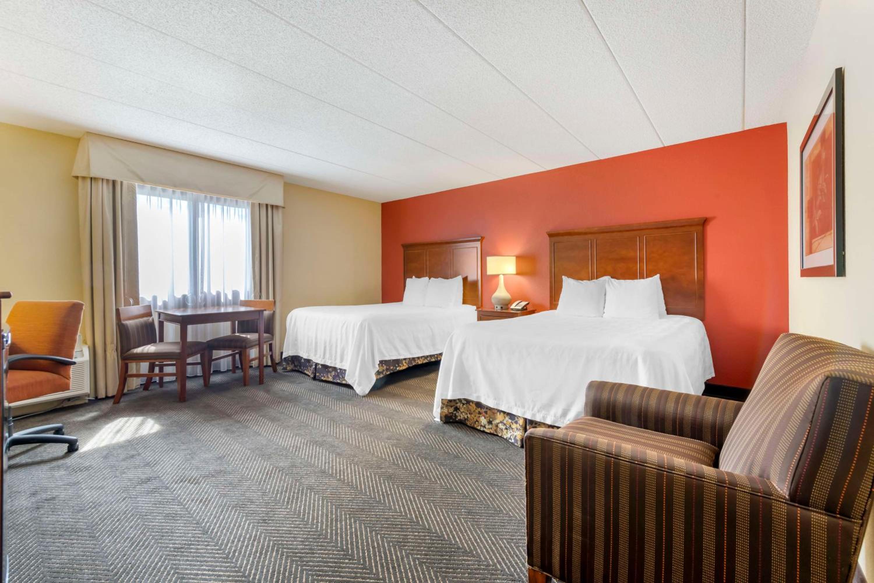 Queen Room with Two Queen Beds and Roll-In Shower - Mobility Access/Non-Smoking - Photo 3