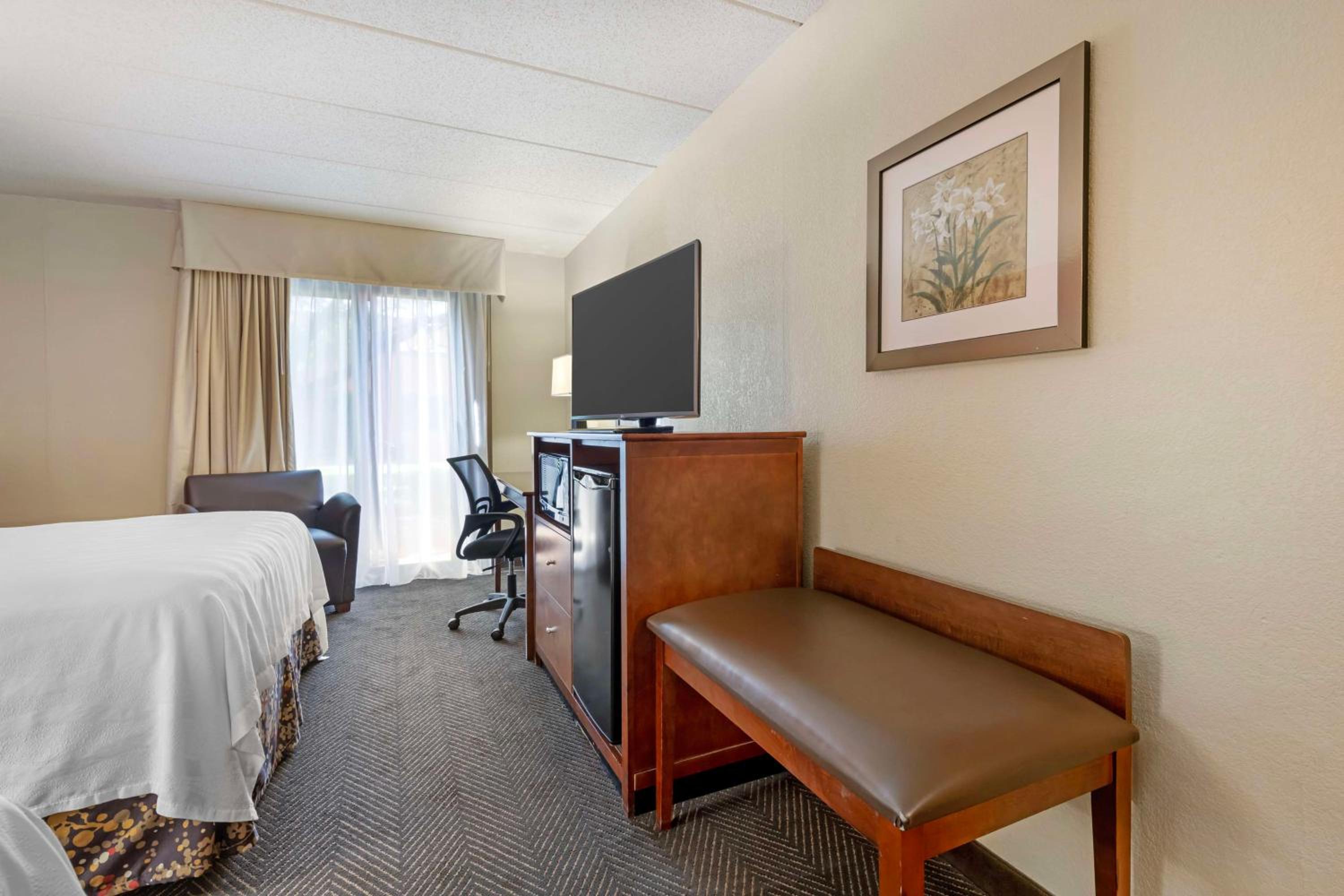Queen Room with Two Queen Beds - Non-Smoking - Photo 2