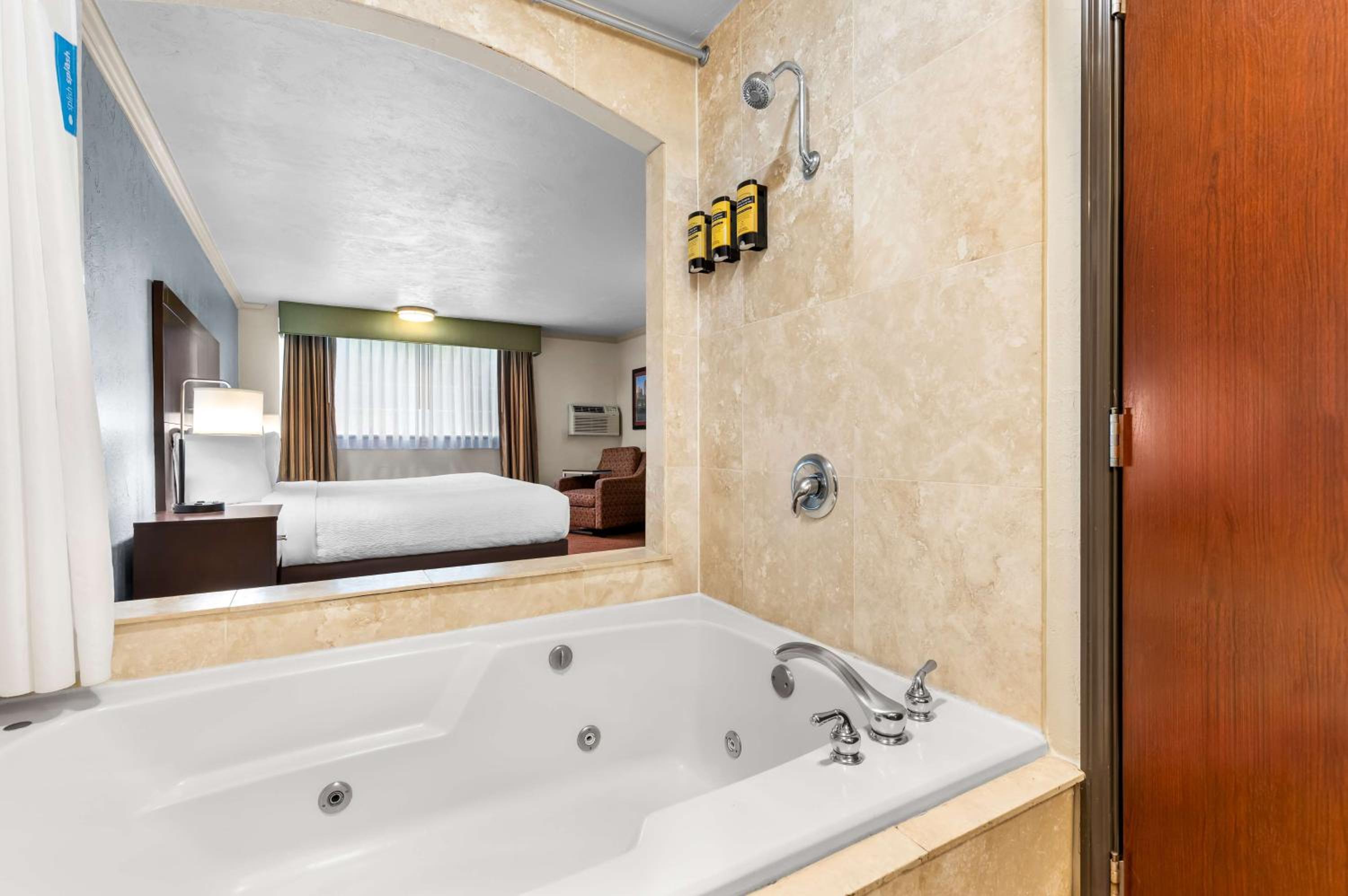 Large King Room with Jetted Tub - Photo 3