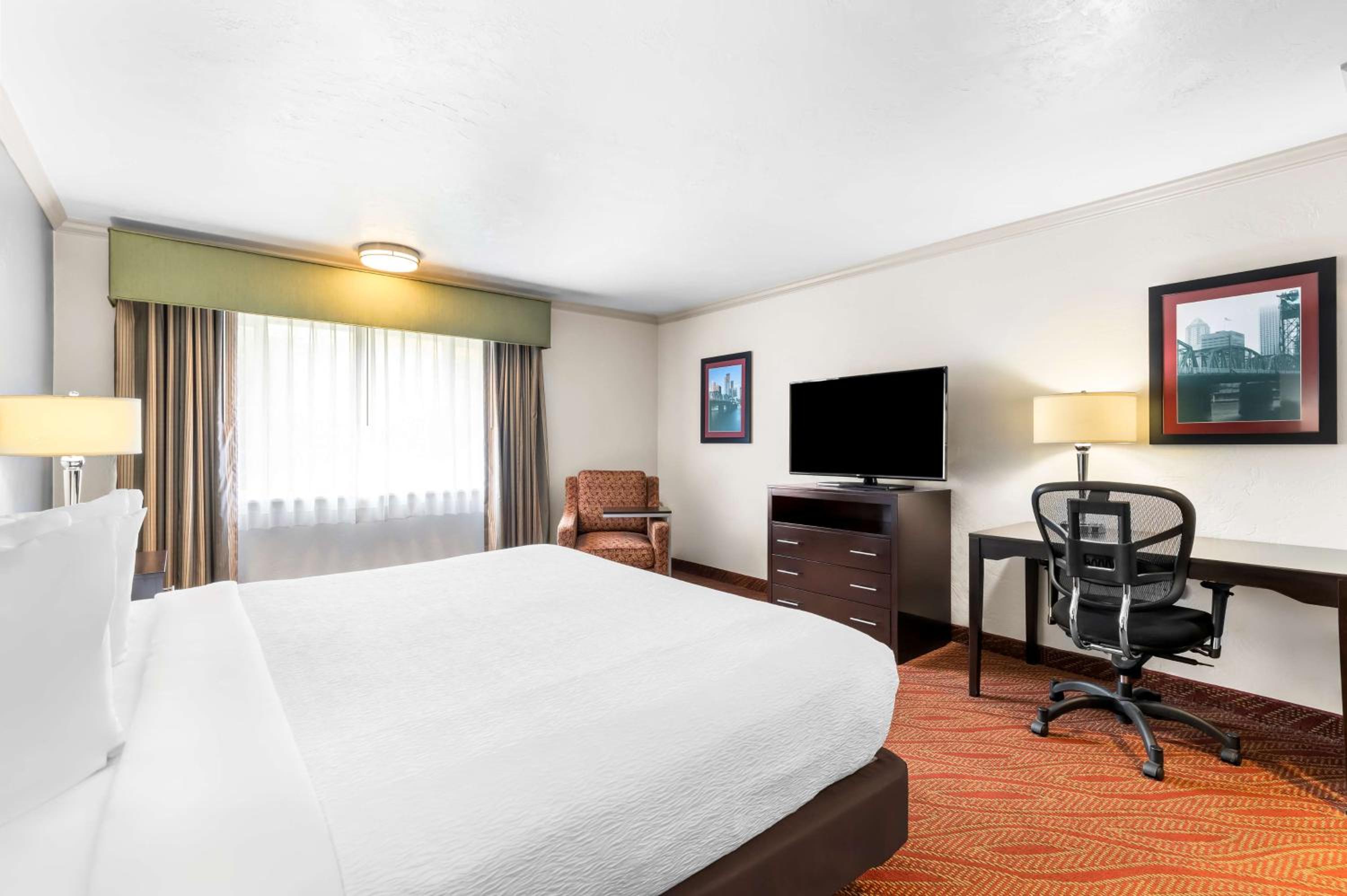 King Room - Non-Smoking - Photo 2