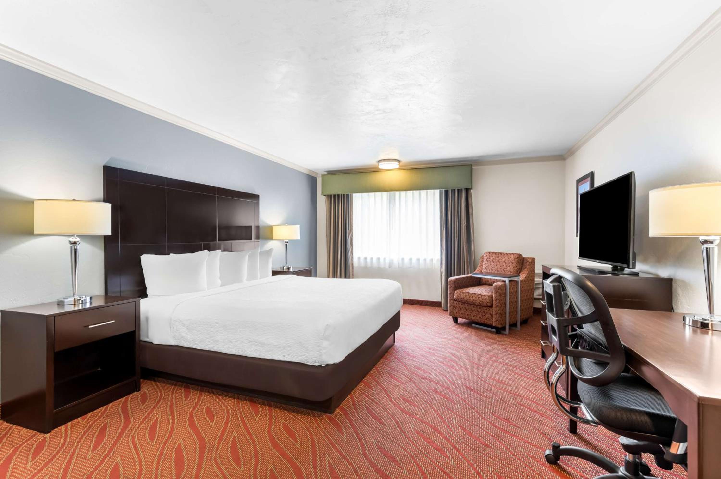 King Room - Non-Smoking - Photo 7
