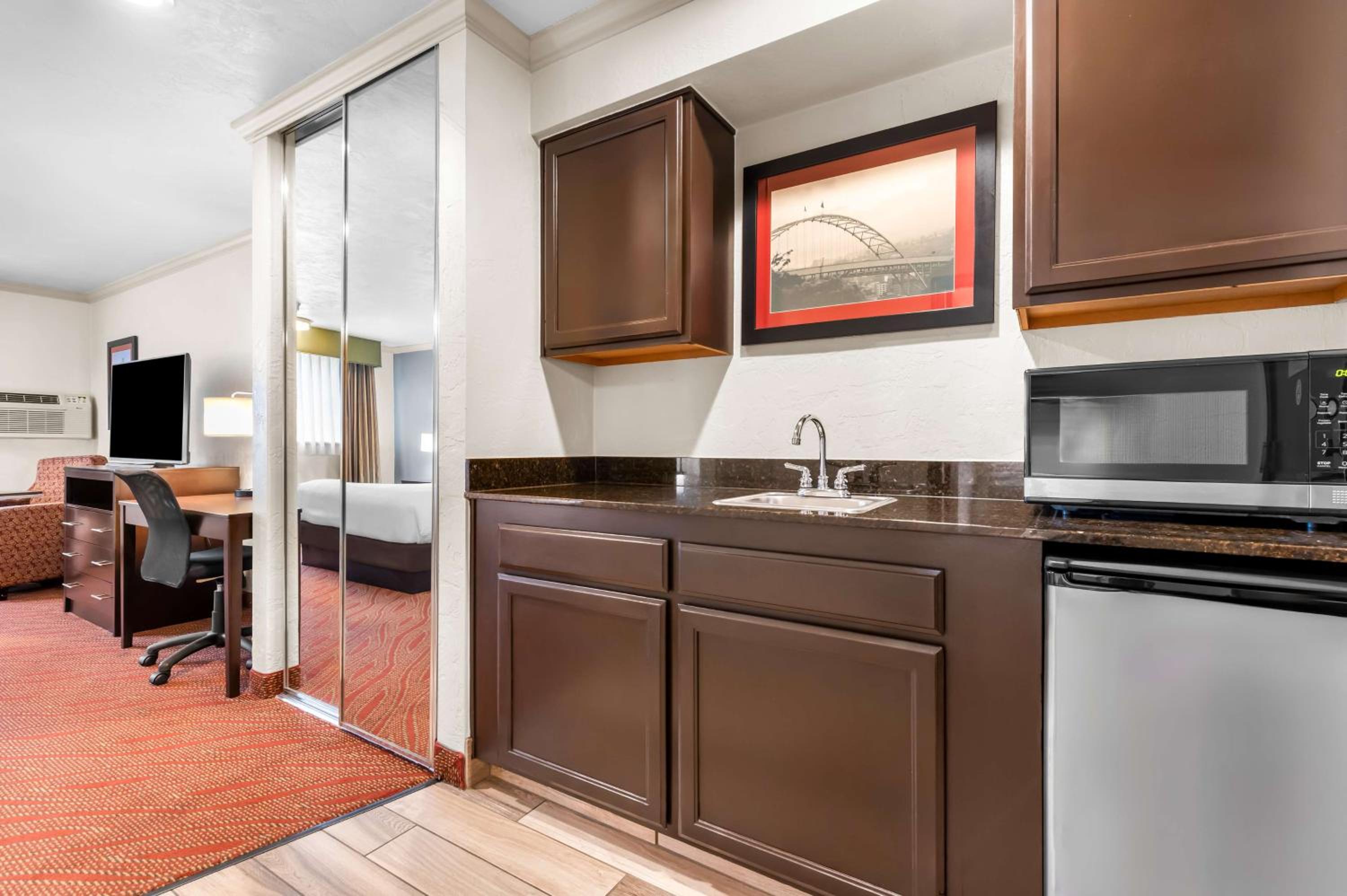 Large King Room with Jetted Tub - Photo 4