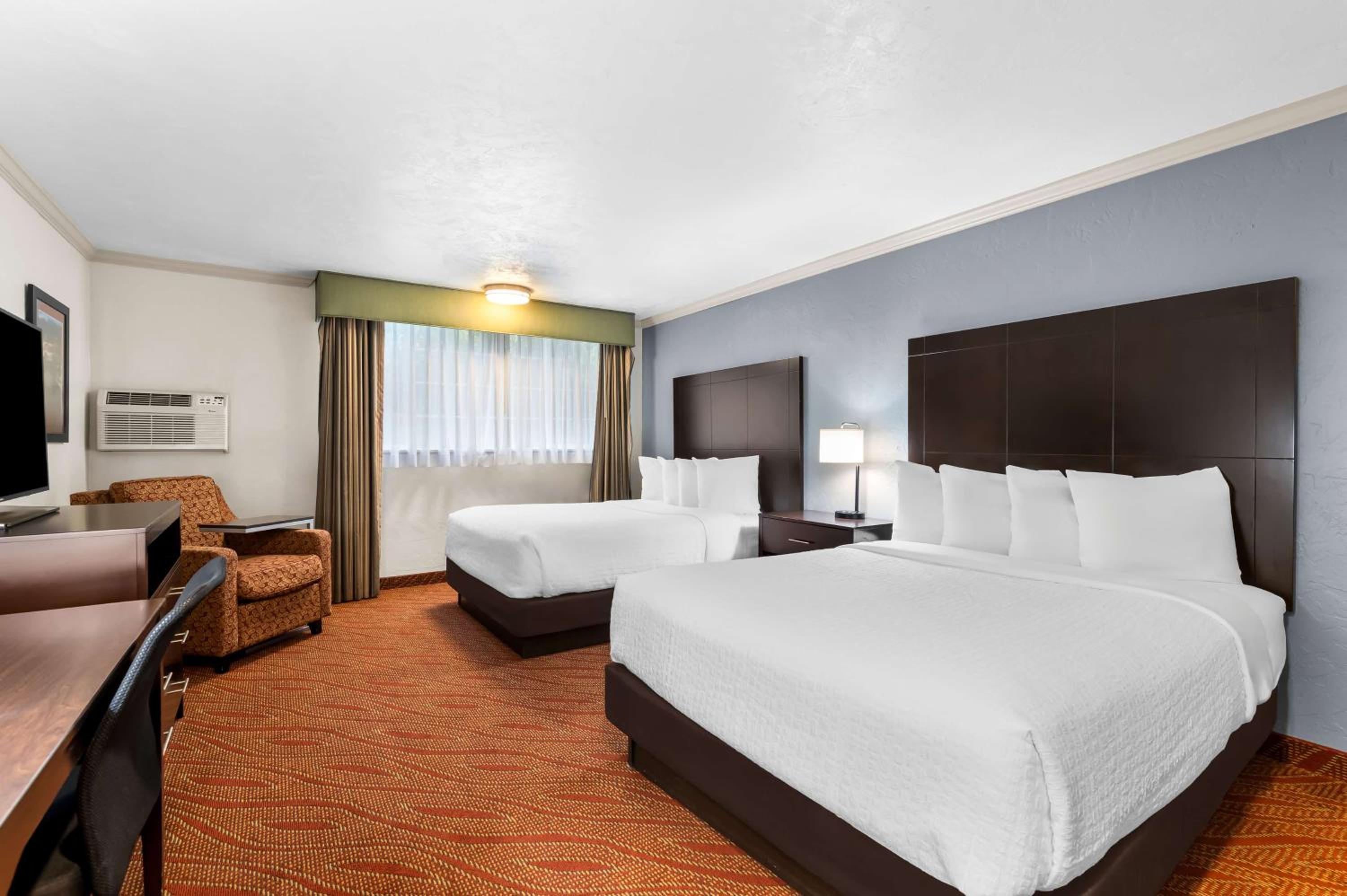 Queen Room with Two Queen Beds - Photo 3