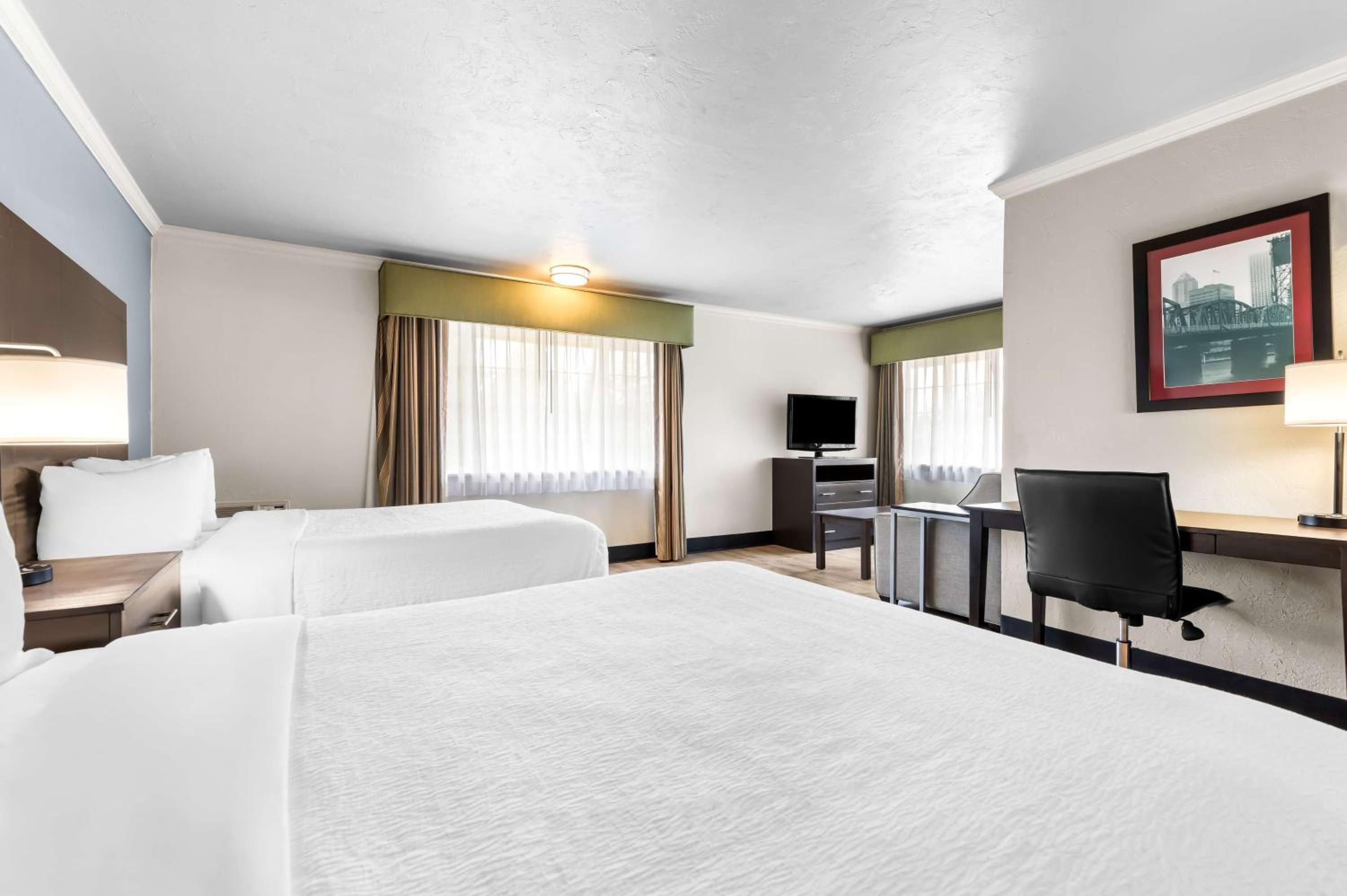 Queen Room with Two Queen Beds and Sofa Bed - Photo 4