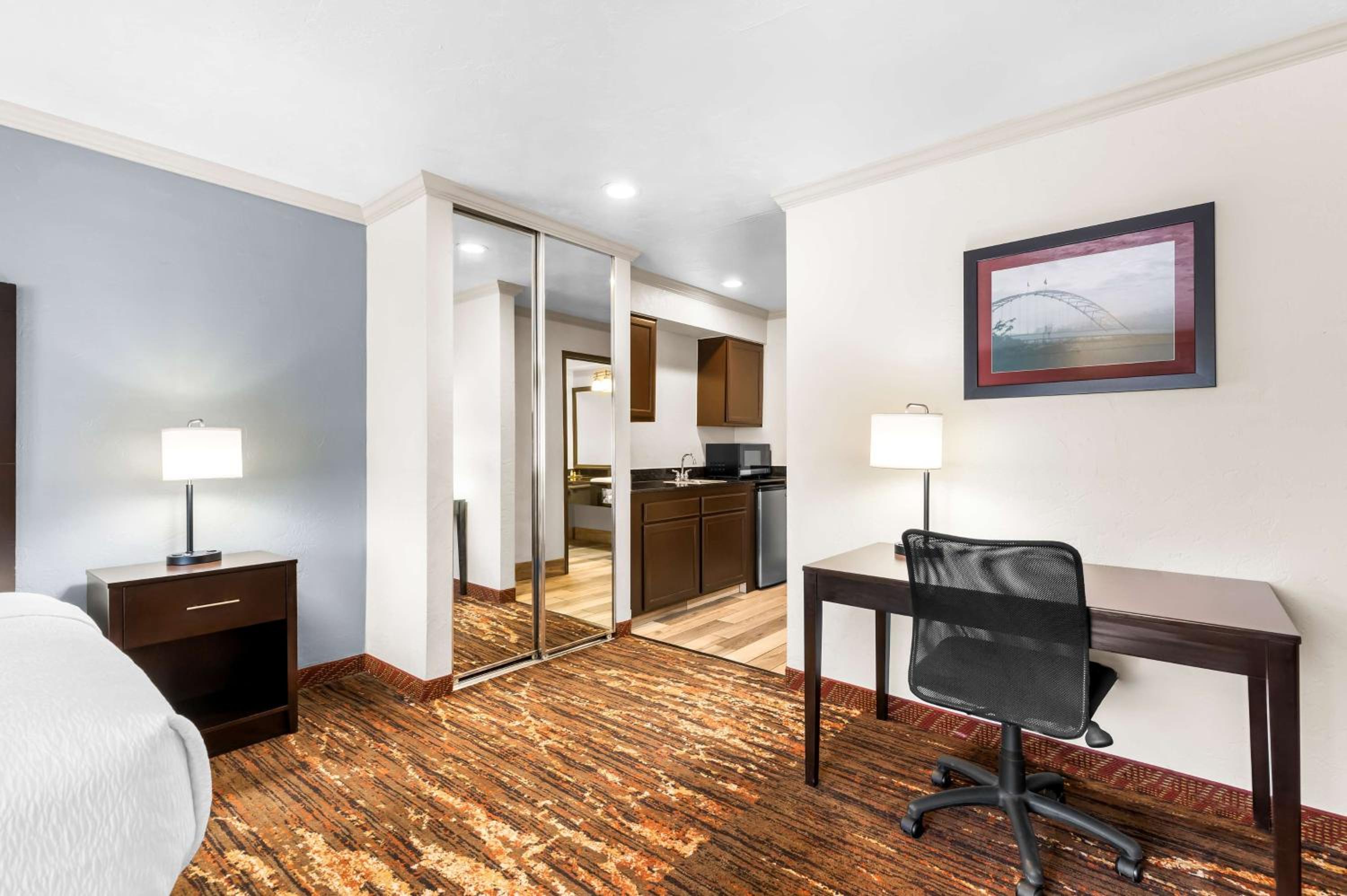 Larger King Room  - Photo 2