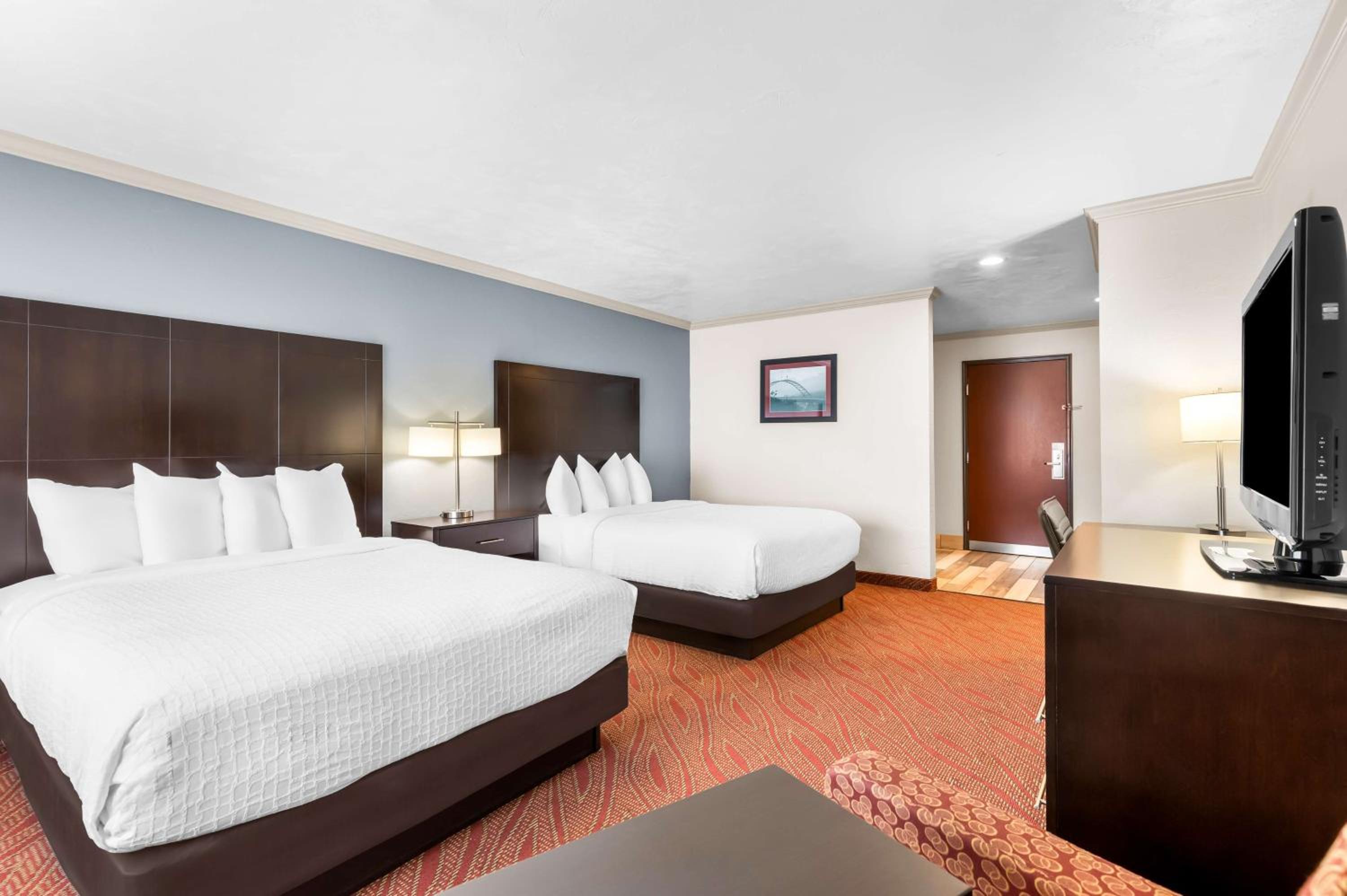 Queen Room with Two Queen Beds - Photo 2