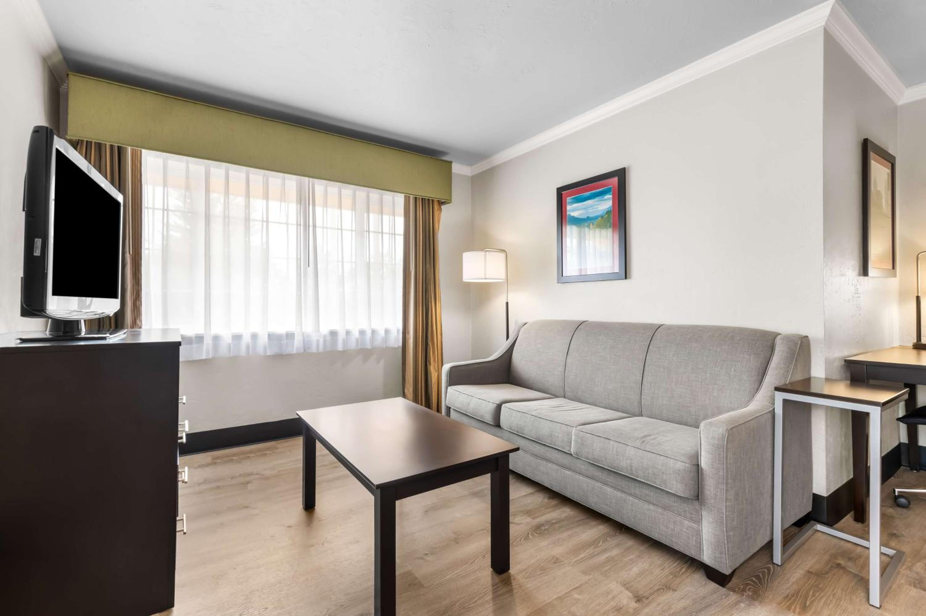 Queen Room with Two Queen Beds and Sofa Bed - Photo 5