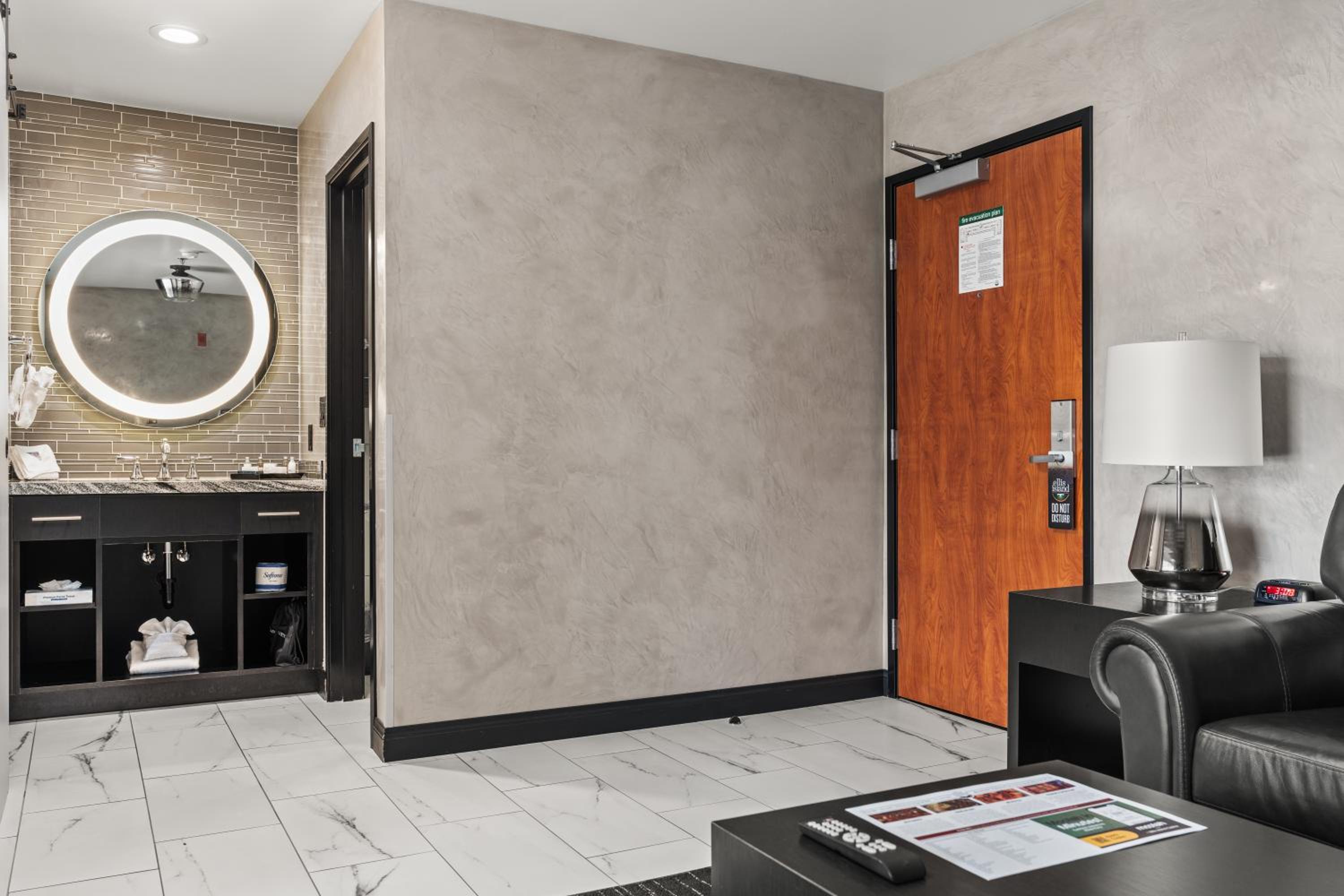 King Suite - Non-Smoking - Photo 4