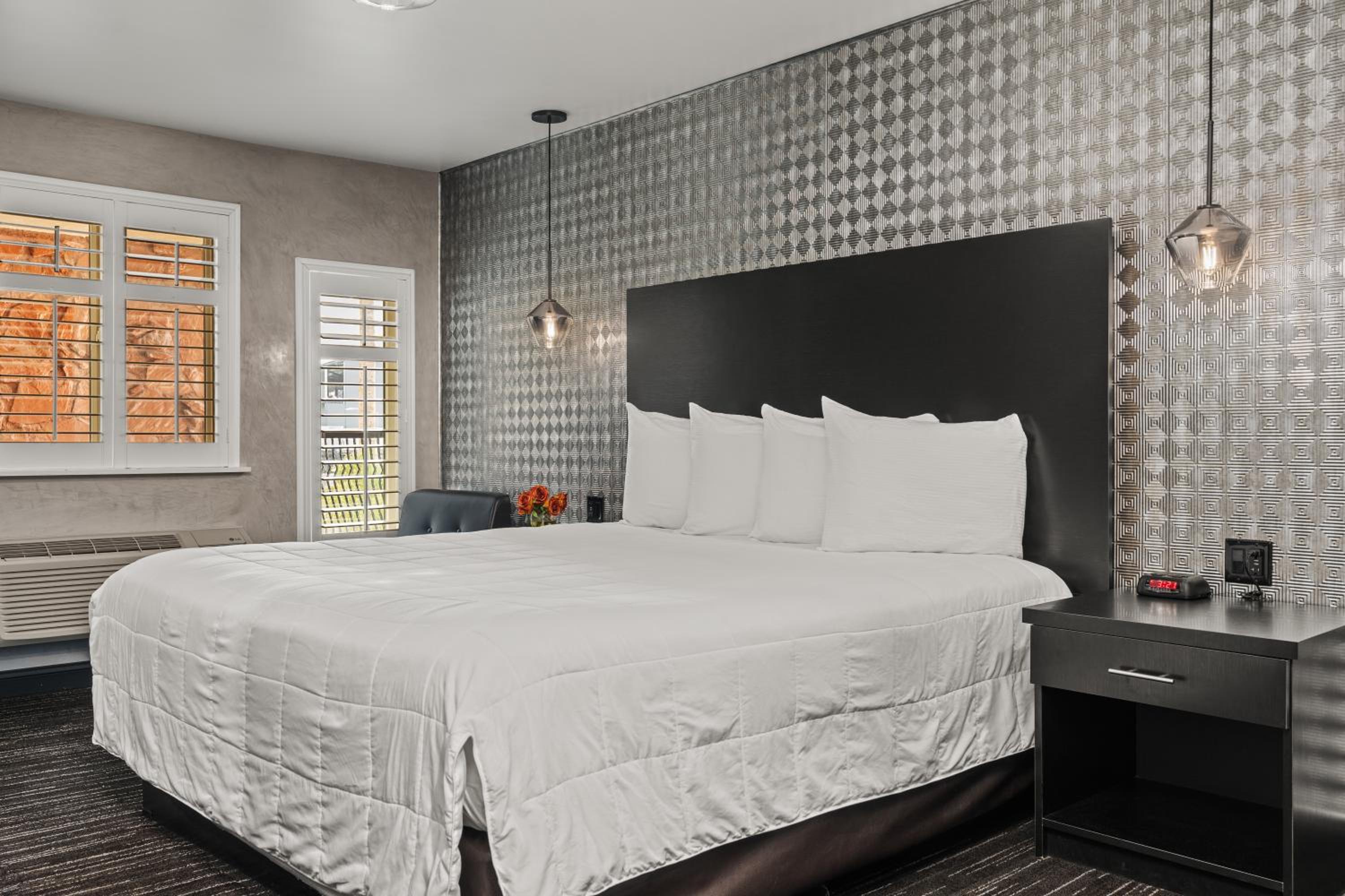 King Suite - Non-Smoking - Photo 1