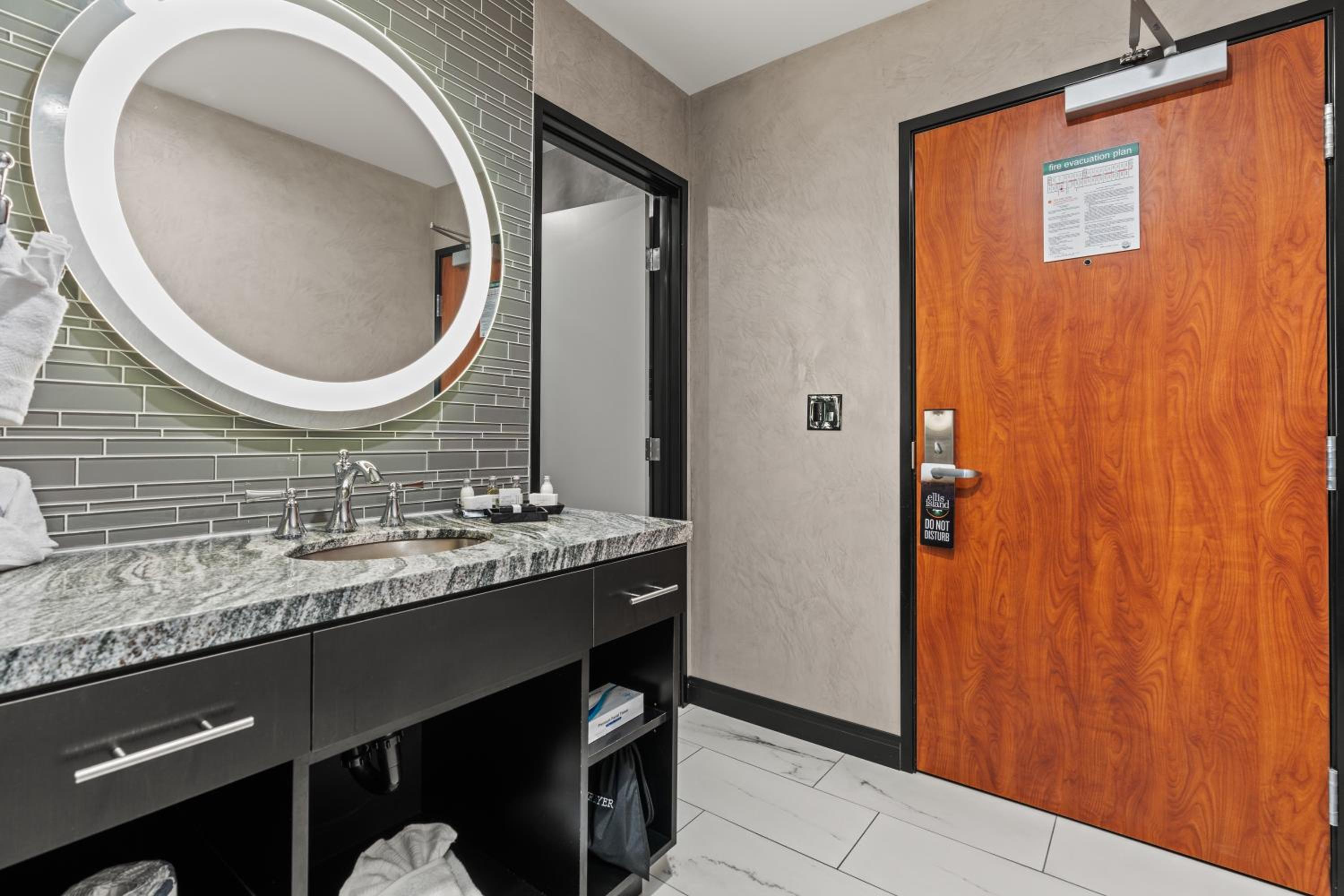 King Suite - Non-Smoking - Photo 7