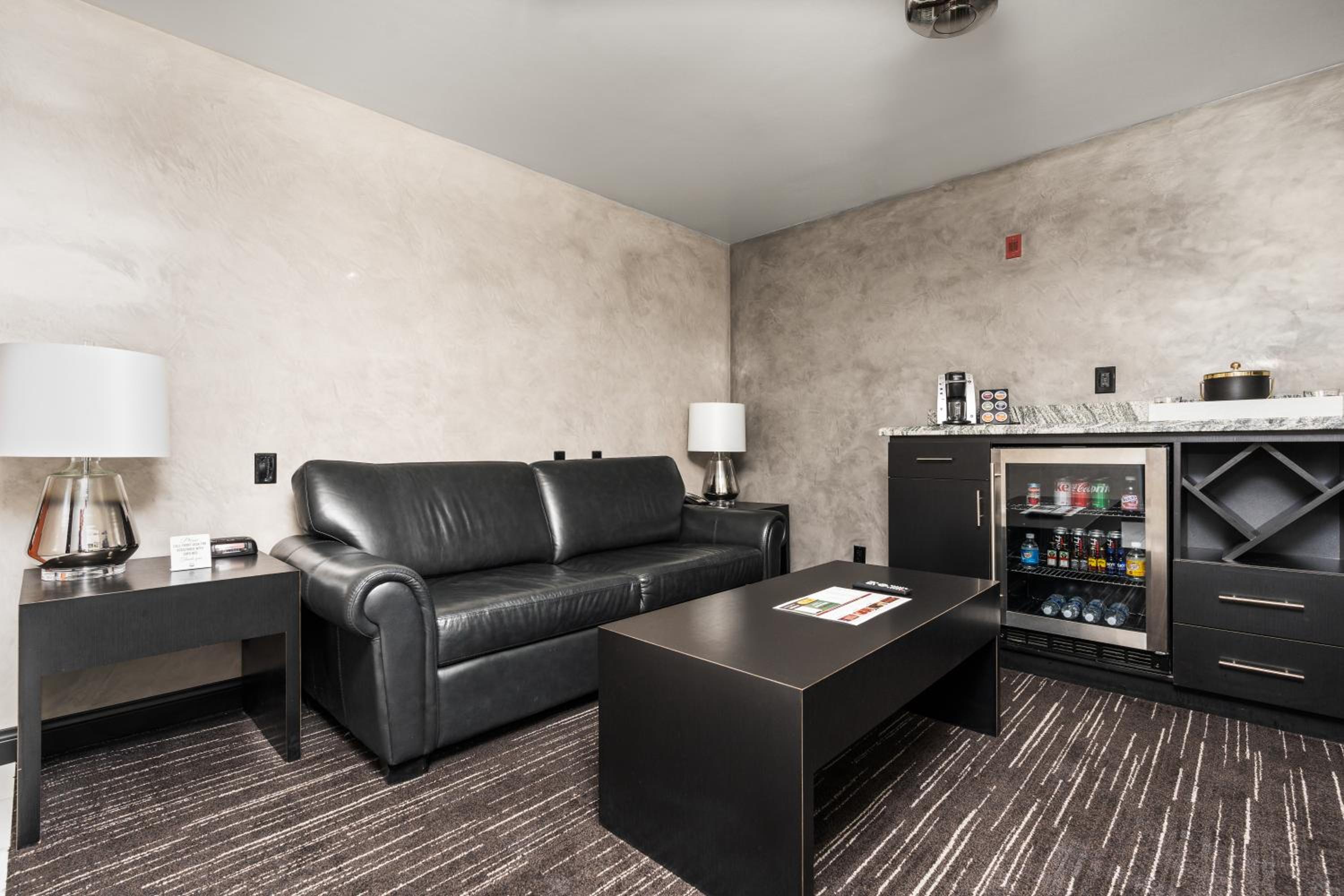 King Suite - Non-Smoking - Photo 9