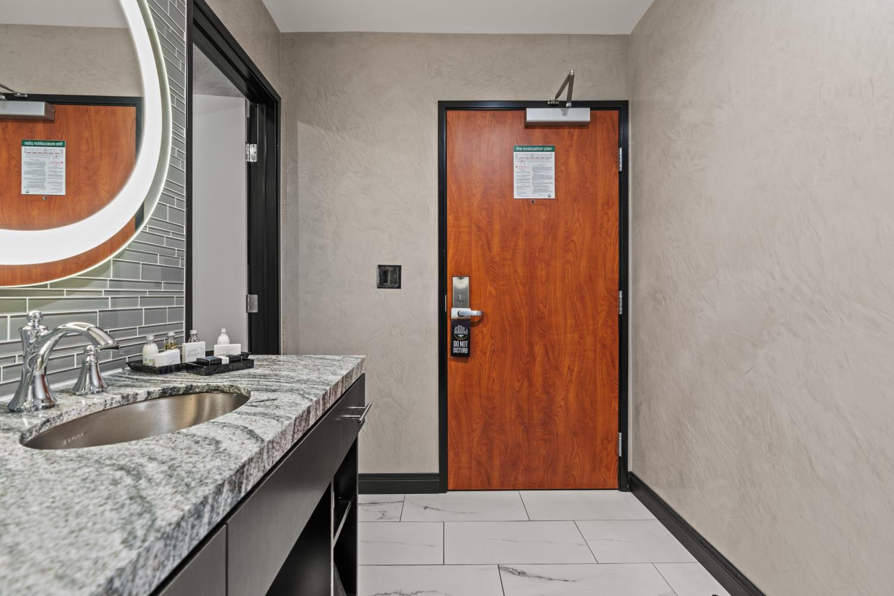 King Suite - Non-Smoking - Photo 8