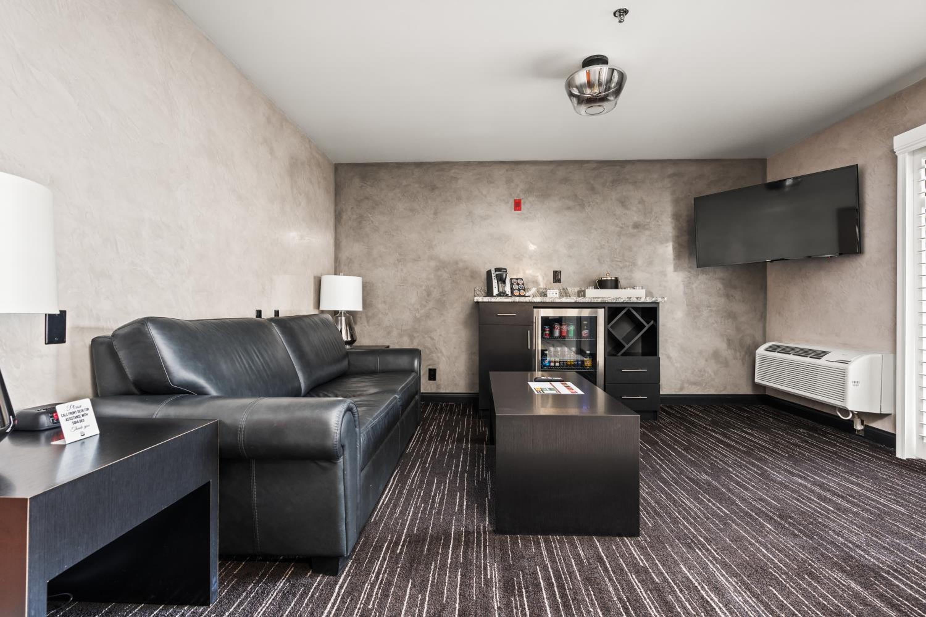 King Suite - Non-Smoking - Photo 10