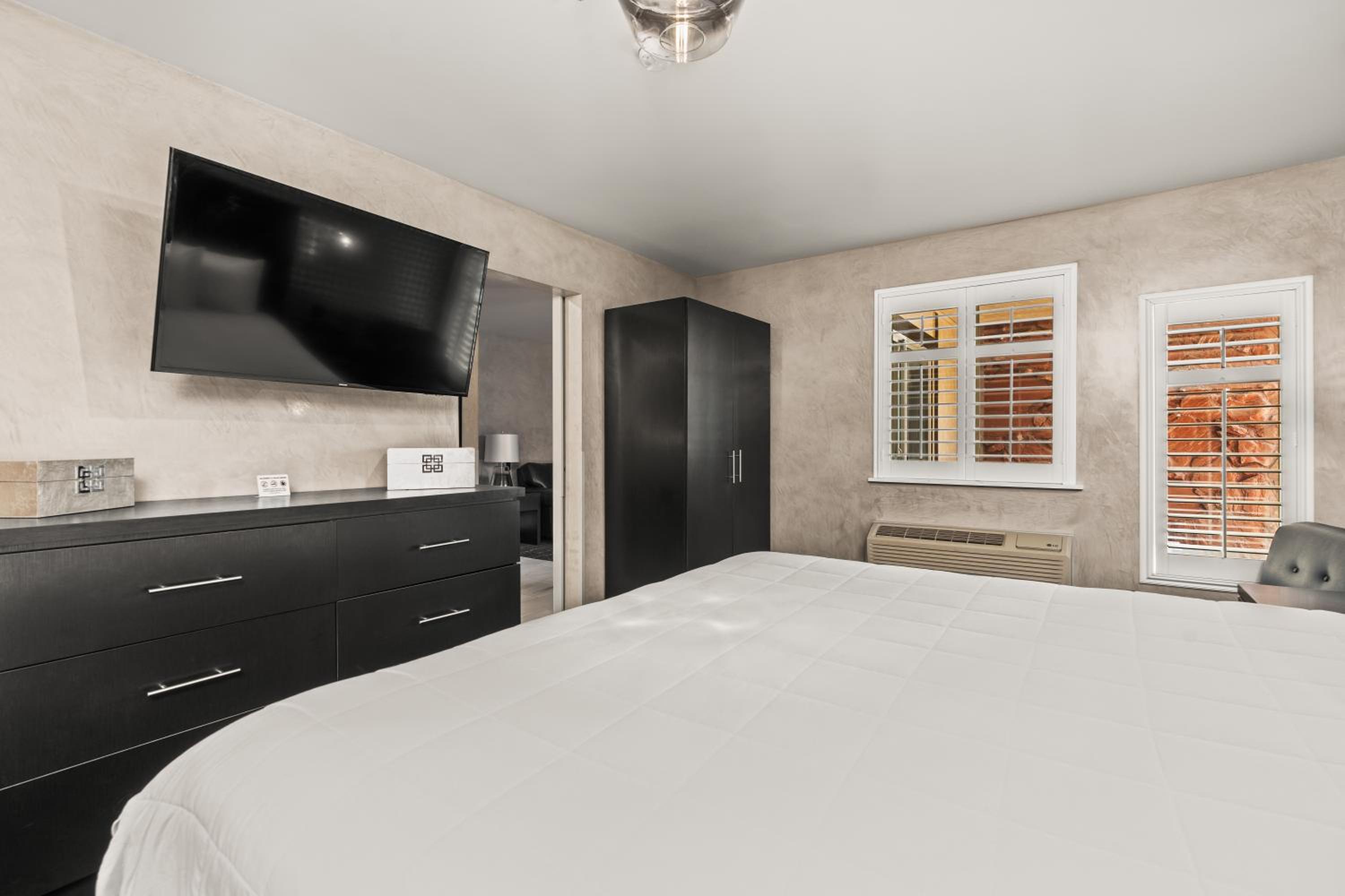 King Suite - Non-Smoking - Photo 15
