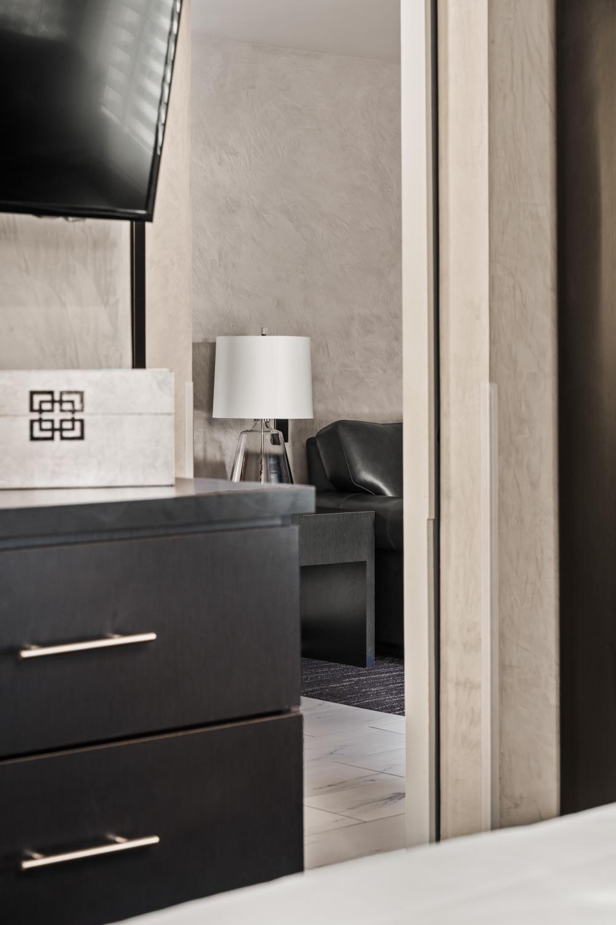King Suite - Non-Smoking - Photo 14