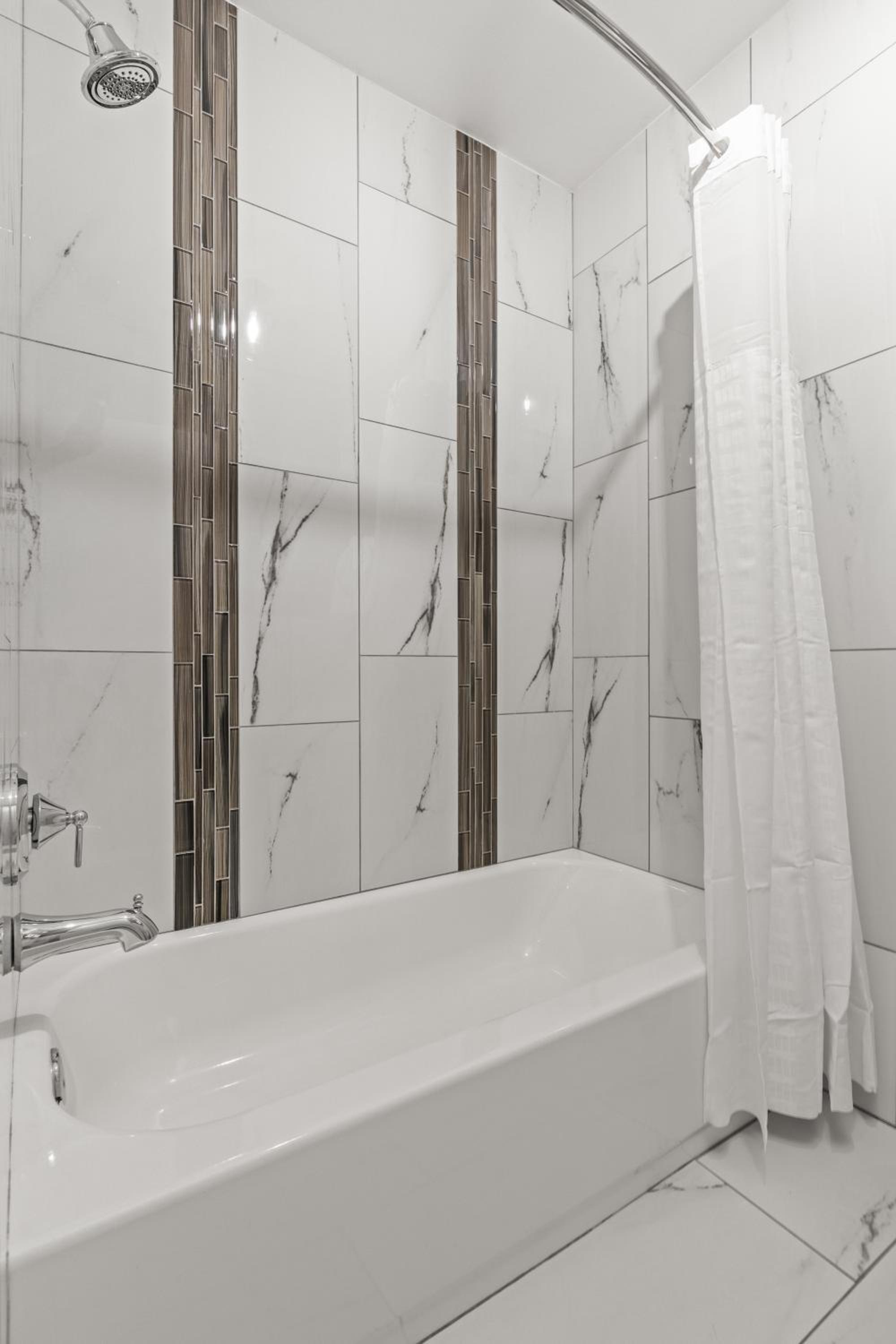 King Suite - Non-Smoking - Photo 13