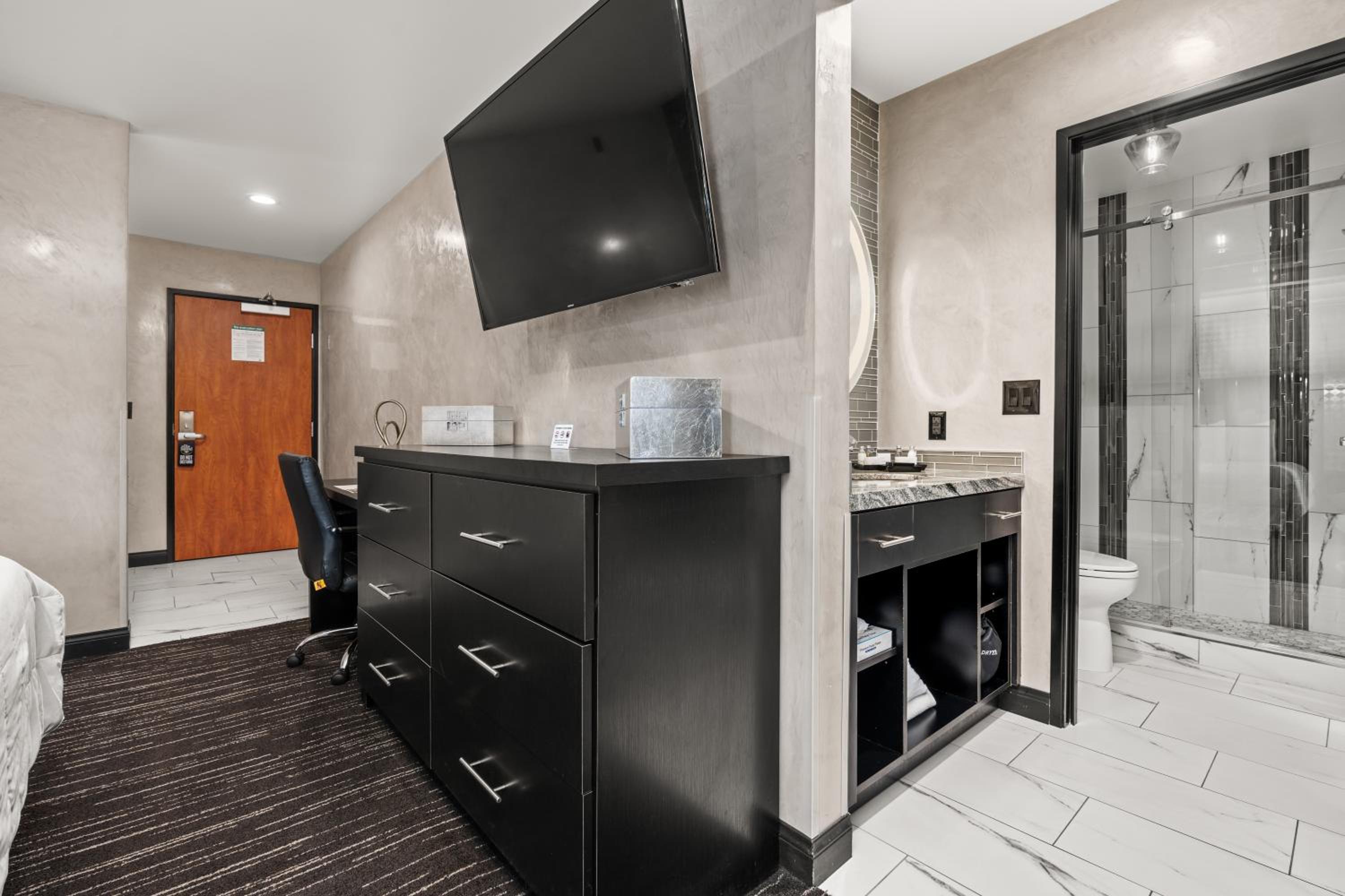 King Suite - Non-Smoking - Photo 12