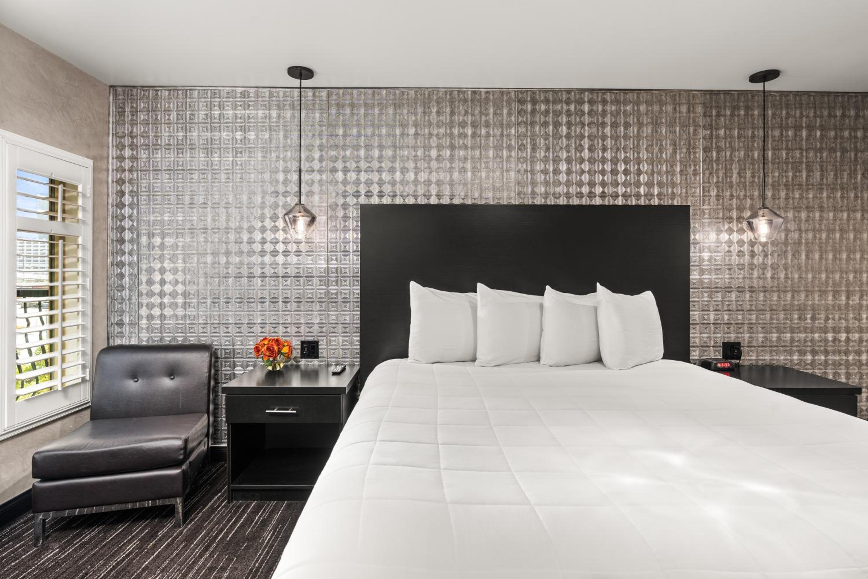 King Suite - Non-Smoking - Photo 18