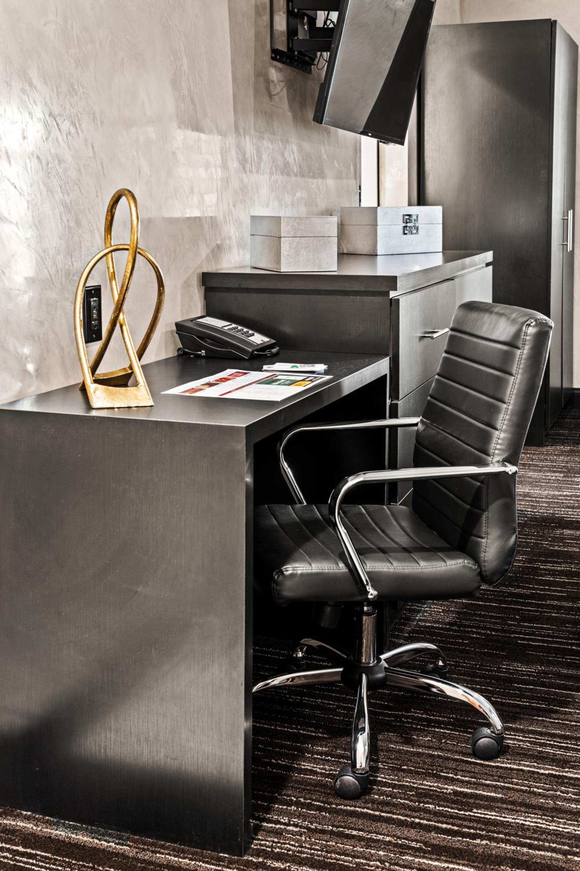 King Suite - Non-Smoking - Photo 17