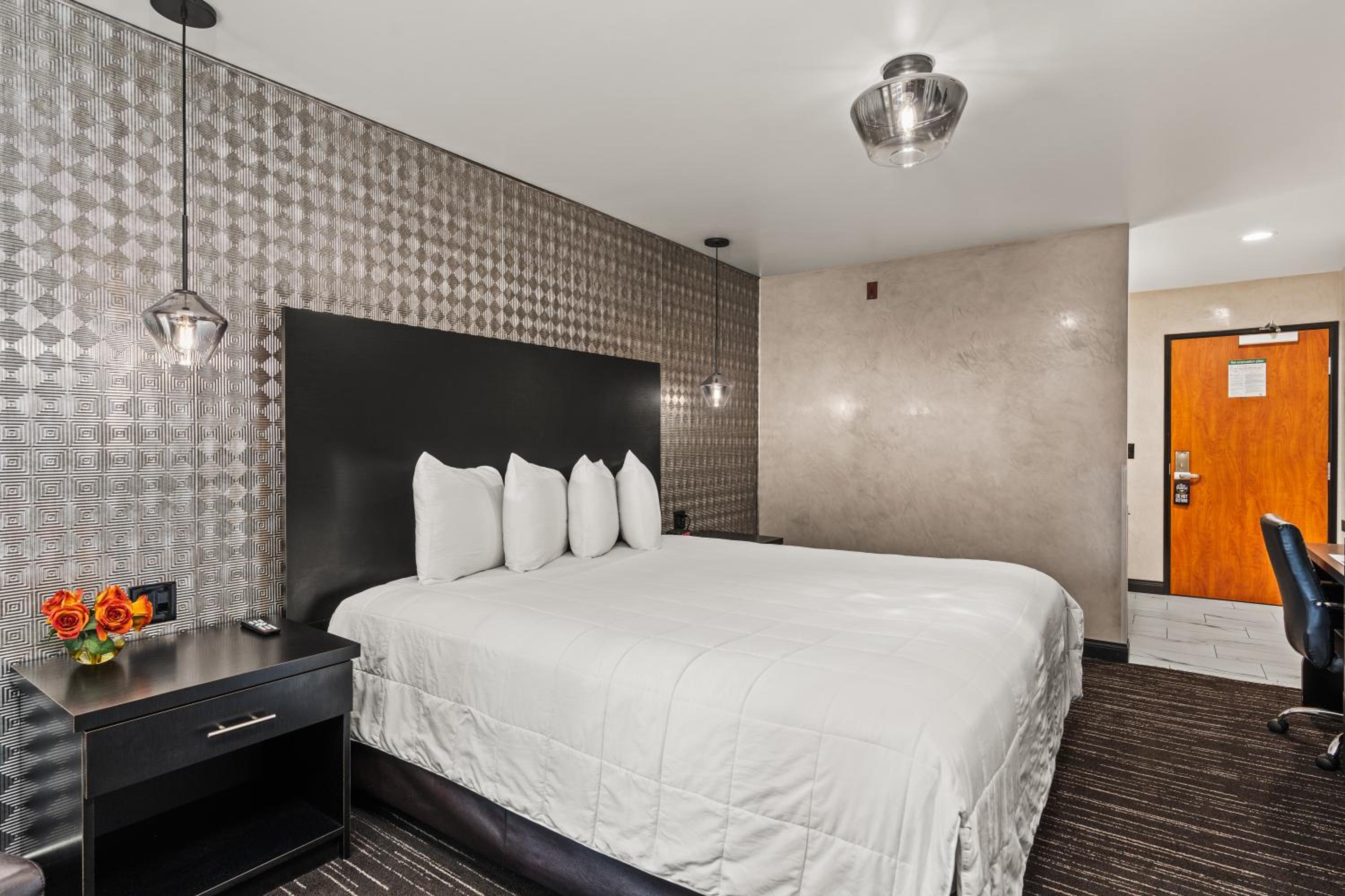 King Suite - Non-Smoking - Photo 16
