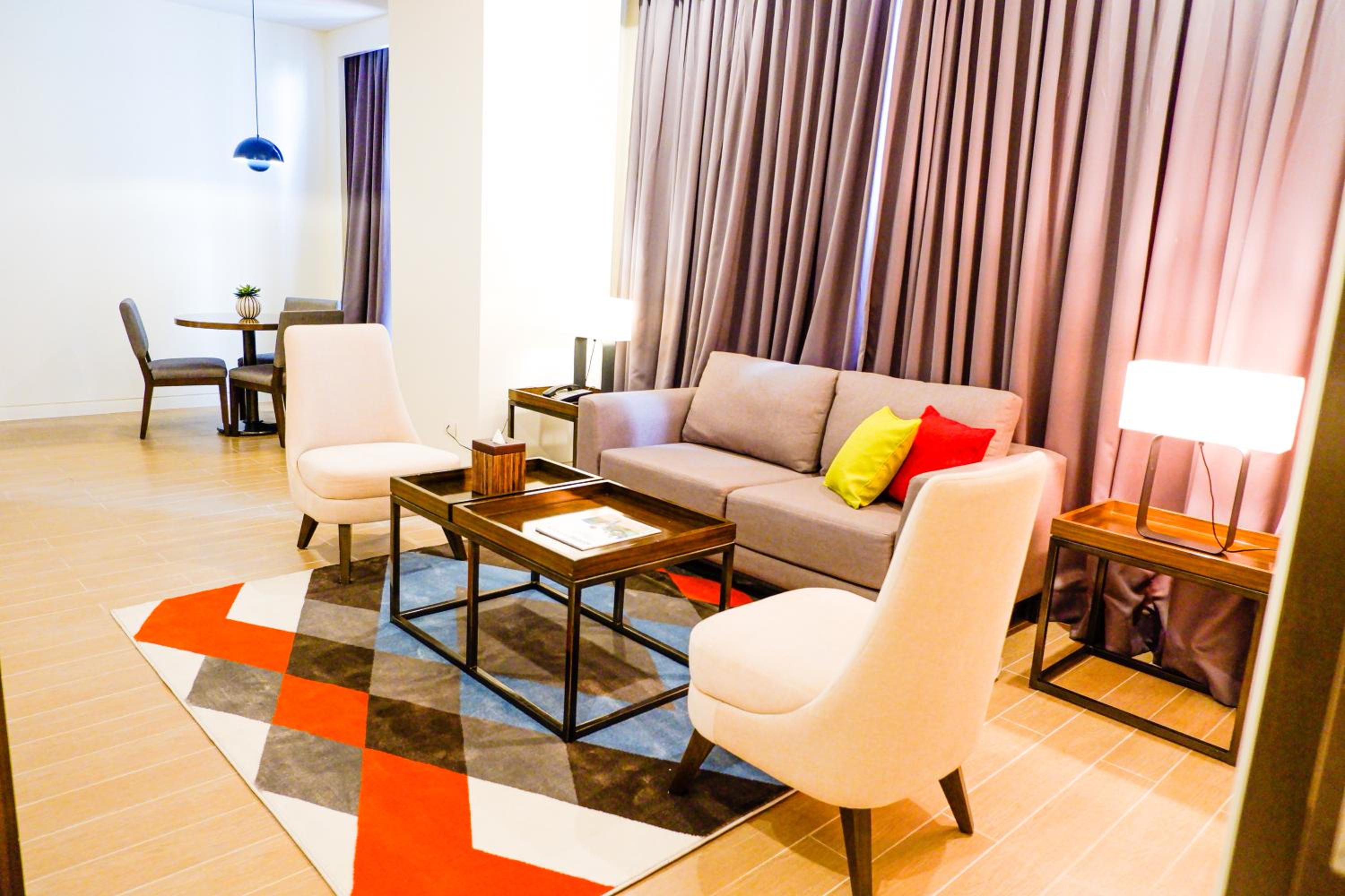 Executive Suite - Photo 4