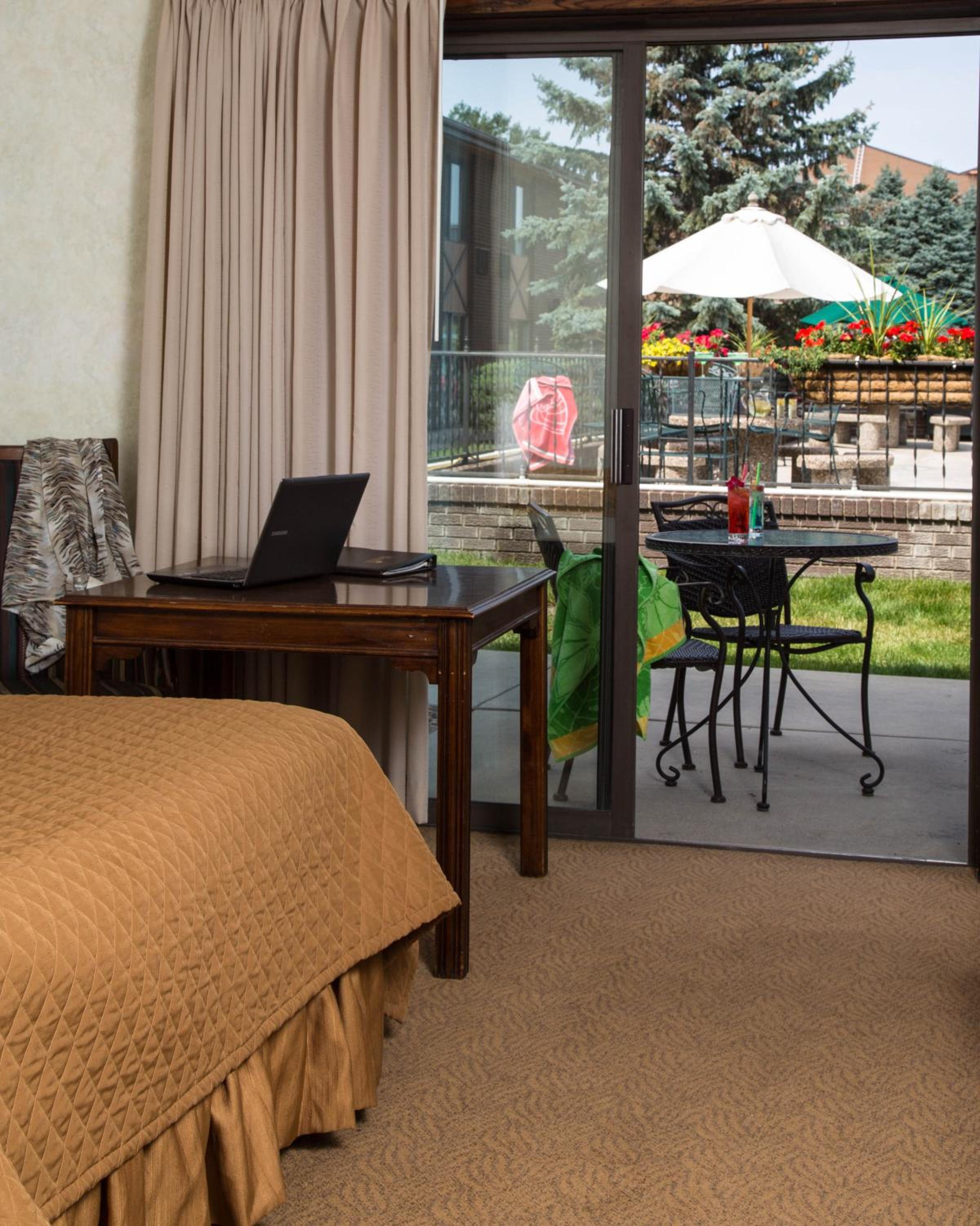 Queen Room with Two Queen Beds - Top Floor - Photo 4