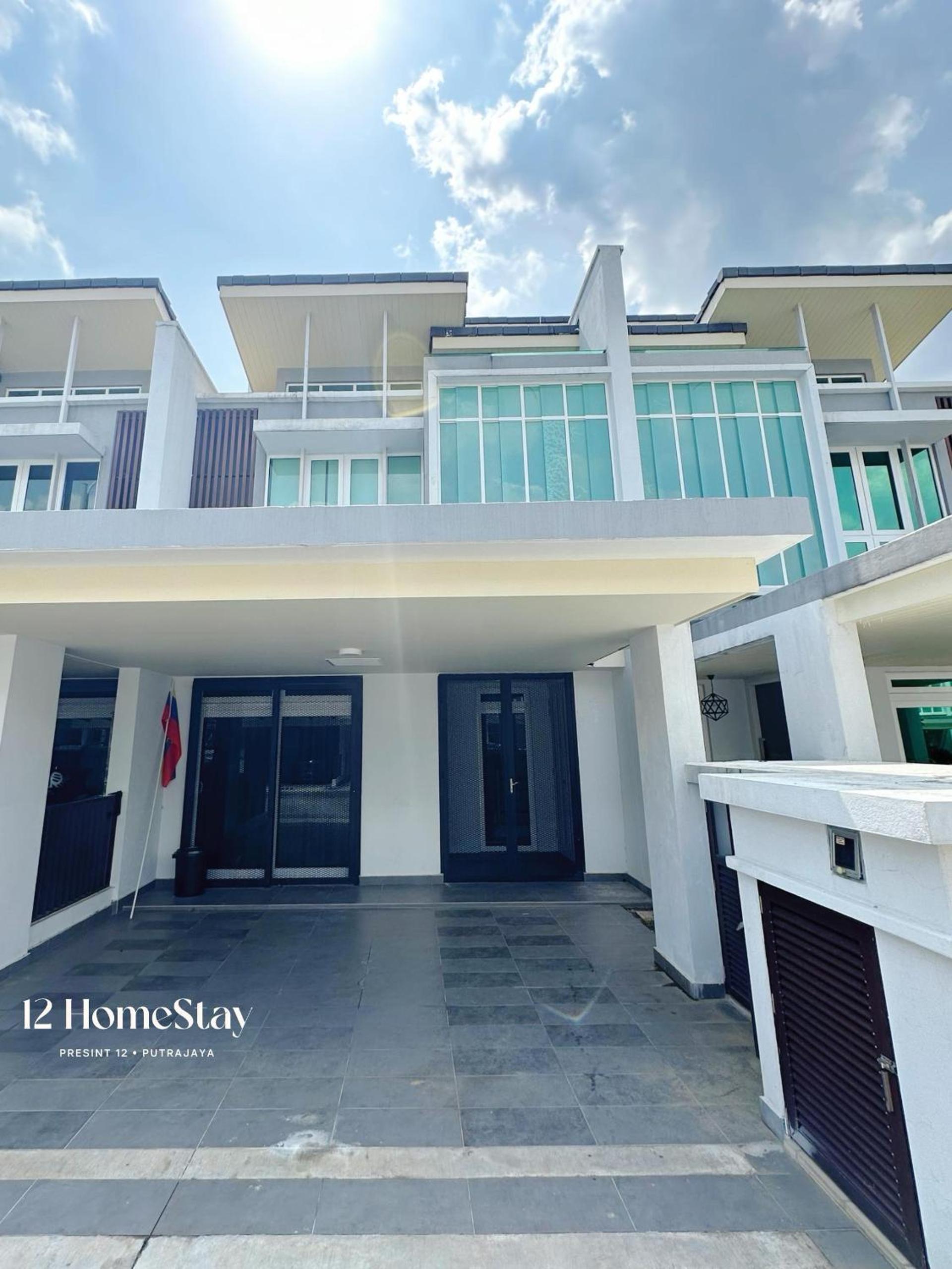 Five-Bedroom House photo 2