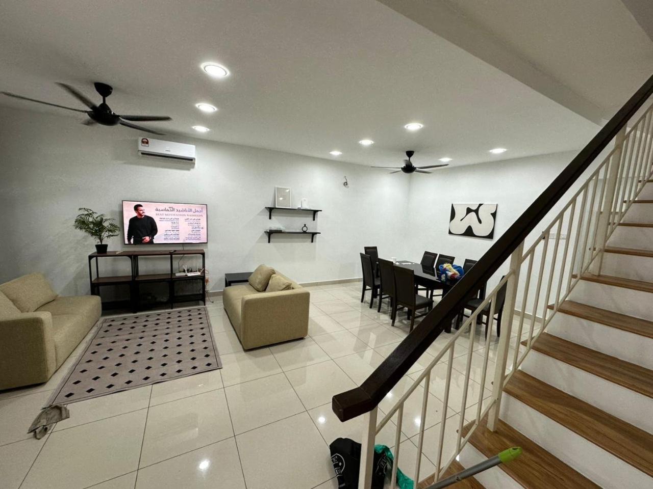 Five-Bedroom House photo 1
