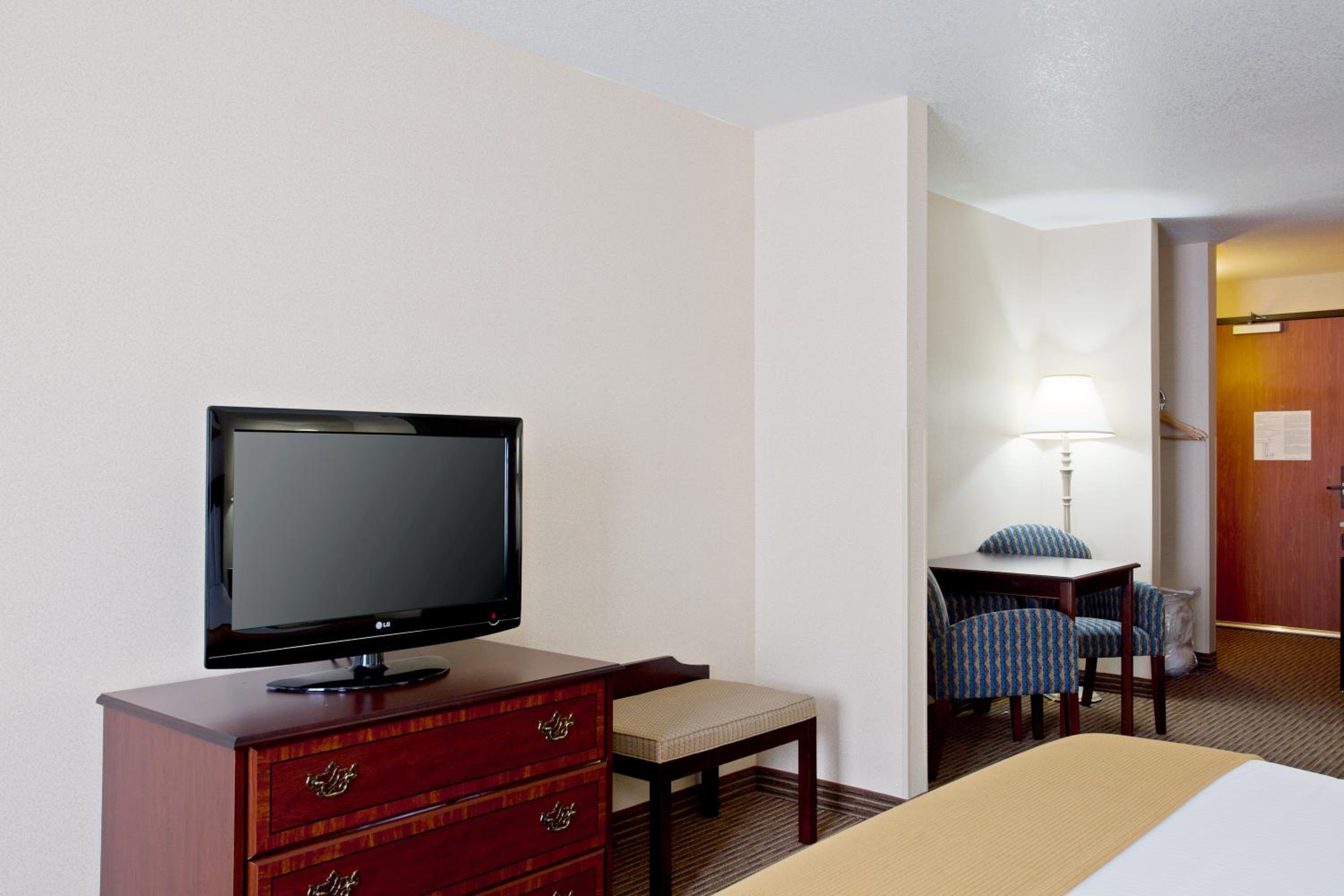 Standard Queen Room with Two Queen Beds - Photo 2