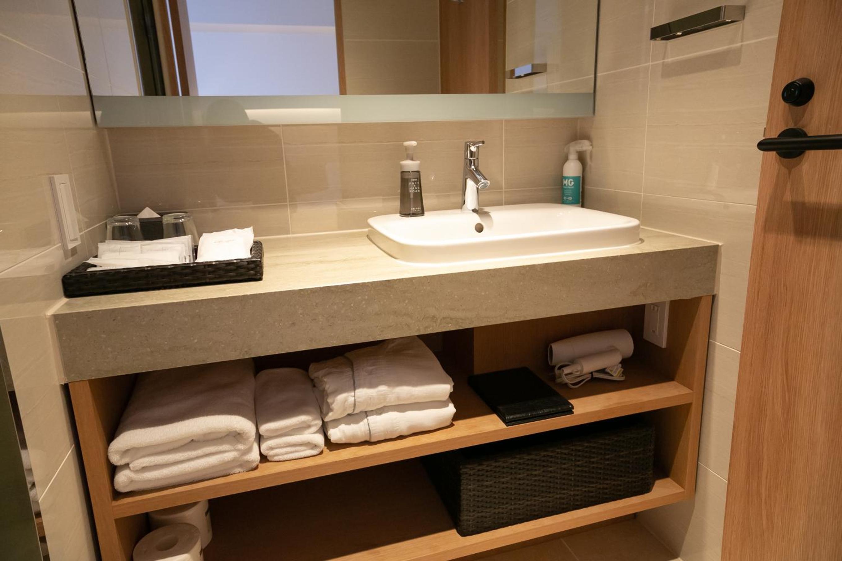 Twin Room - Photo 13